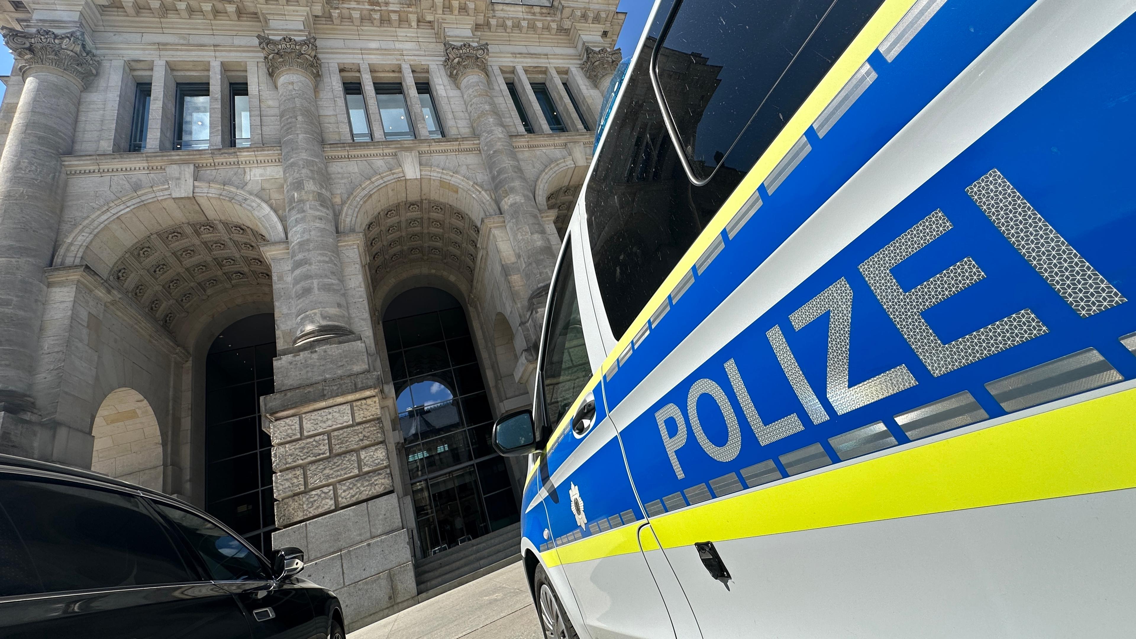 Ein Polizeiauto vor dem Reichstagsgebäude in Berlin.
