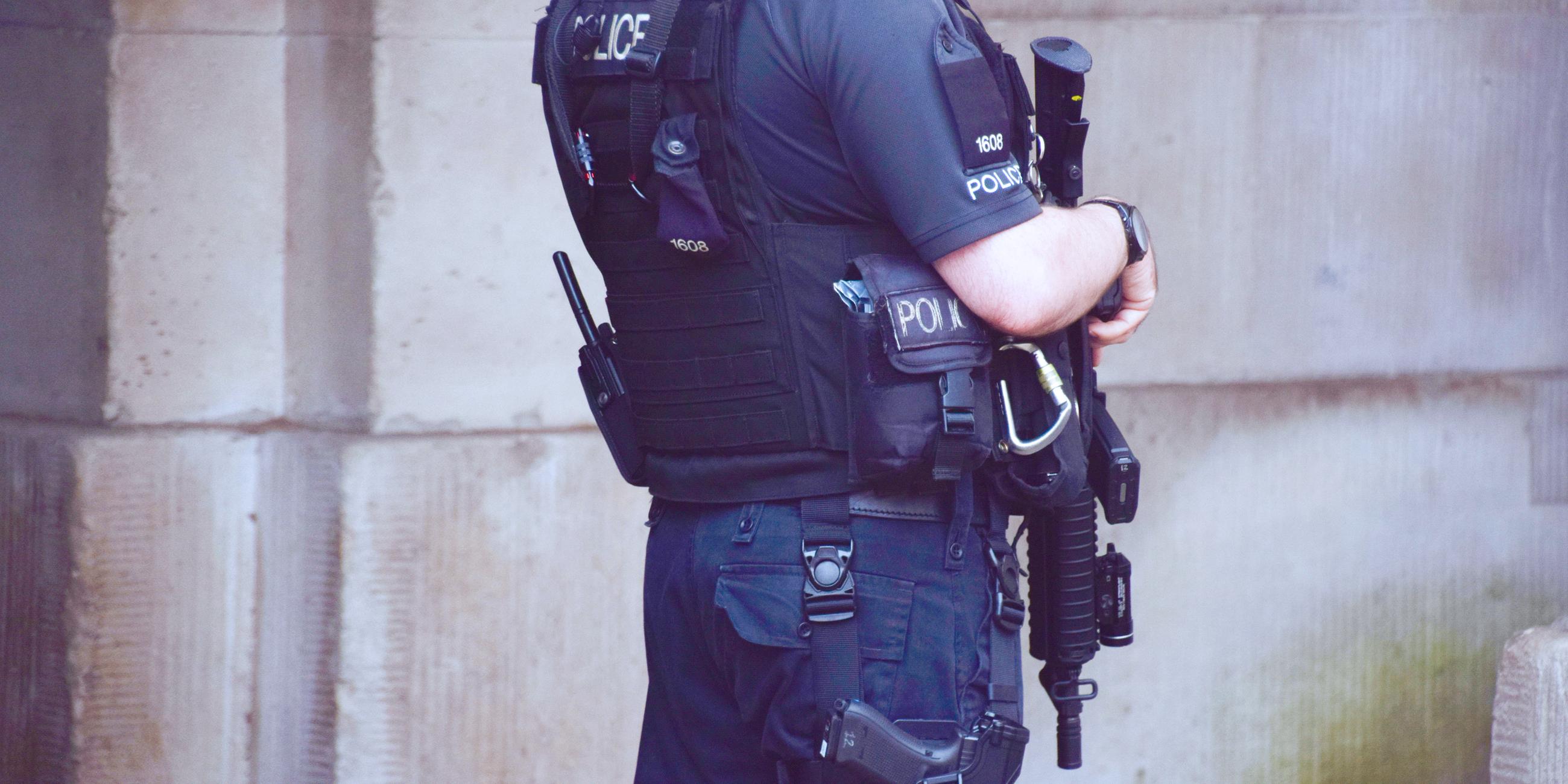Bewaffneter Polizist auf Patrouille in Westminster
