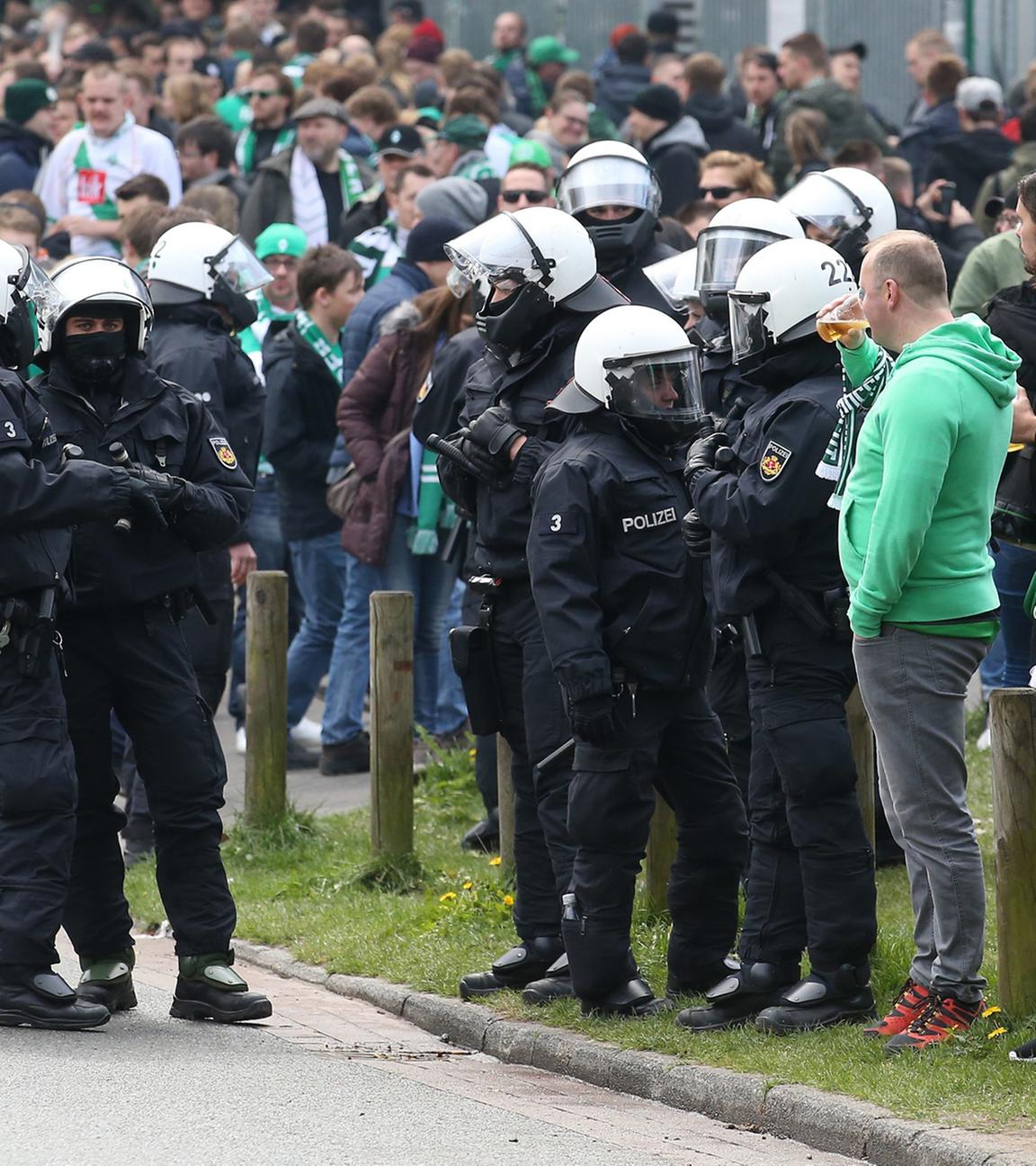 Archiv: Polizeieinsatz bei Bundesligaspiel am 16.04.2017 in Bremen