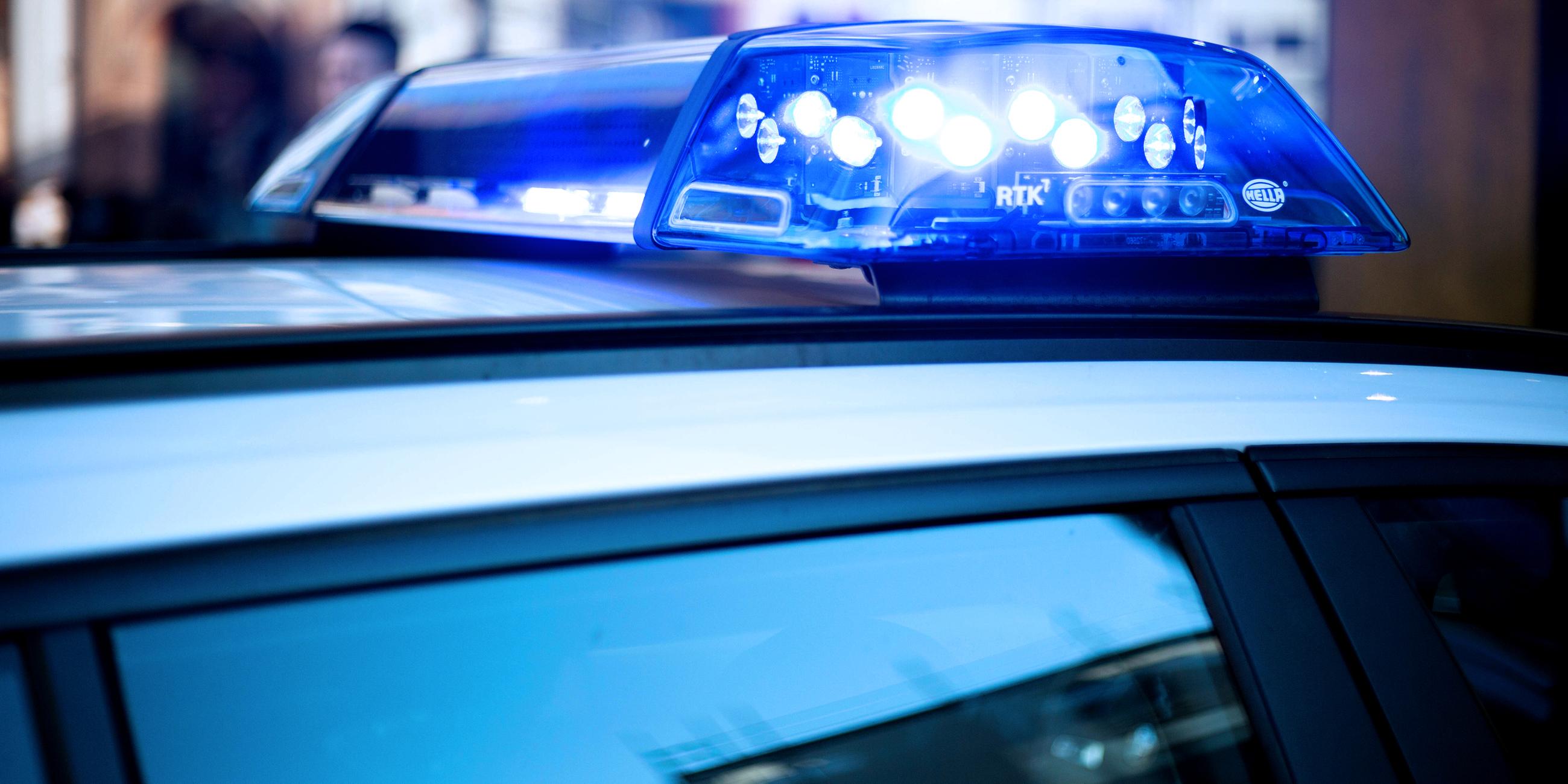 Symbolbild: Polizeiwagen mit Blaulicht im Einsatz 