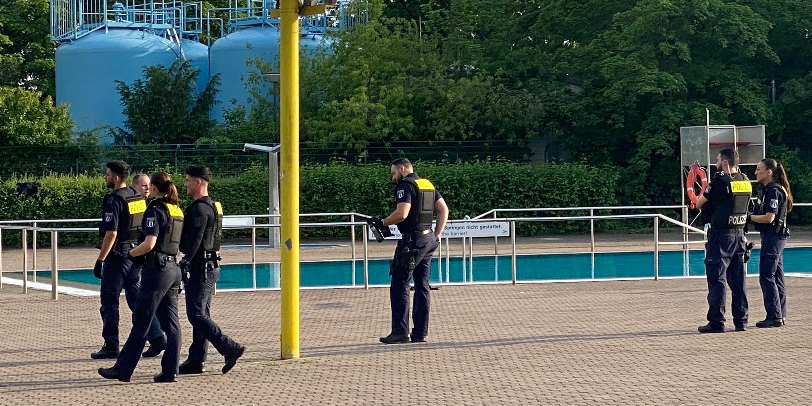 Das Sommerbad Neukölln am Columbiadamm wurde am Mittwochabend von Polizisten geräumt. 