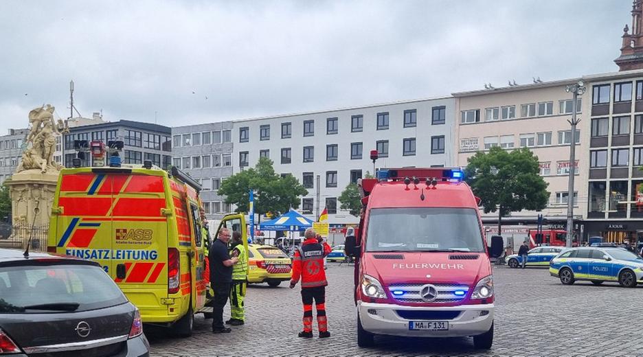 Einsatzkräfte der Polizei und Feuerwehr sind bei einem Vorfall auf dem Mannheimer Marktplatz im Einsatz am 31.05.2024.