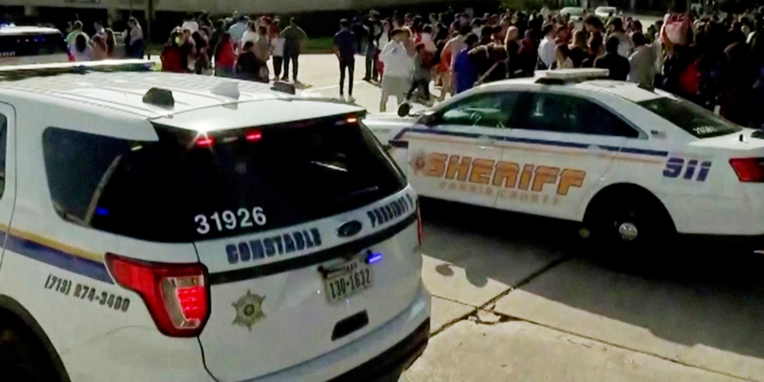 Polizeifahrzeuge parken vor der evakuierten Lakewood-Kirche des Fernsehevangelisten Joel Osteen nach einer Schießerei in Houston, Texas, USA, am 11. 02. 2024 