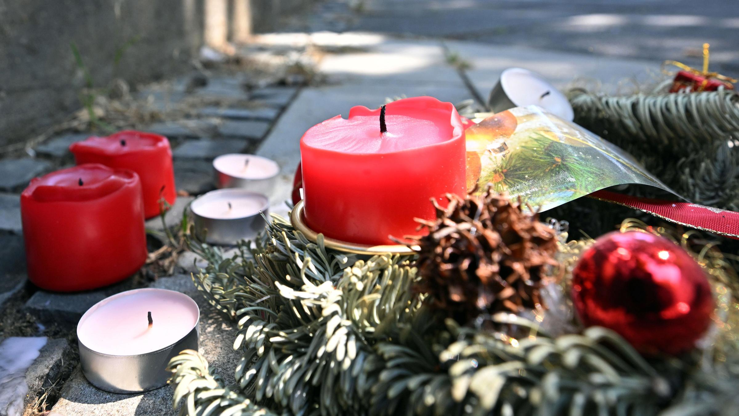 Kerzen erinnern an den Tod eines 16-jährigen Jugendlichen.