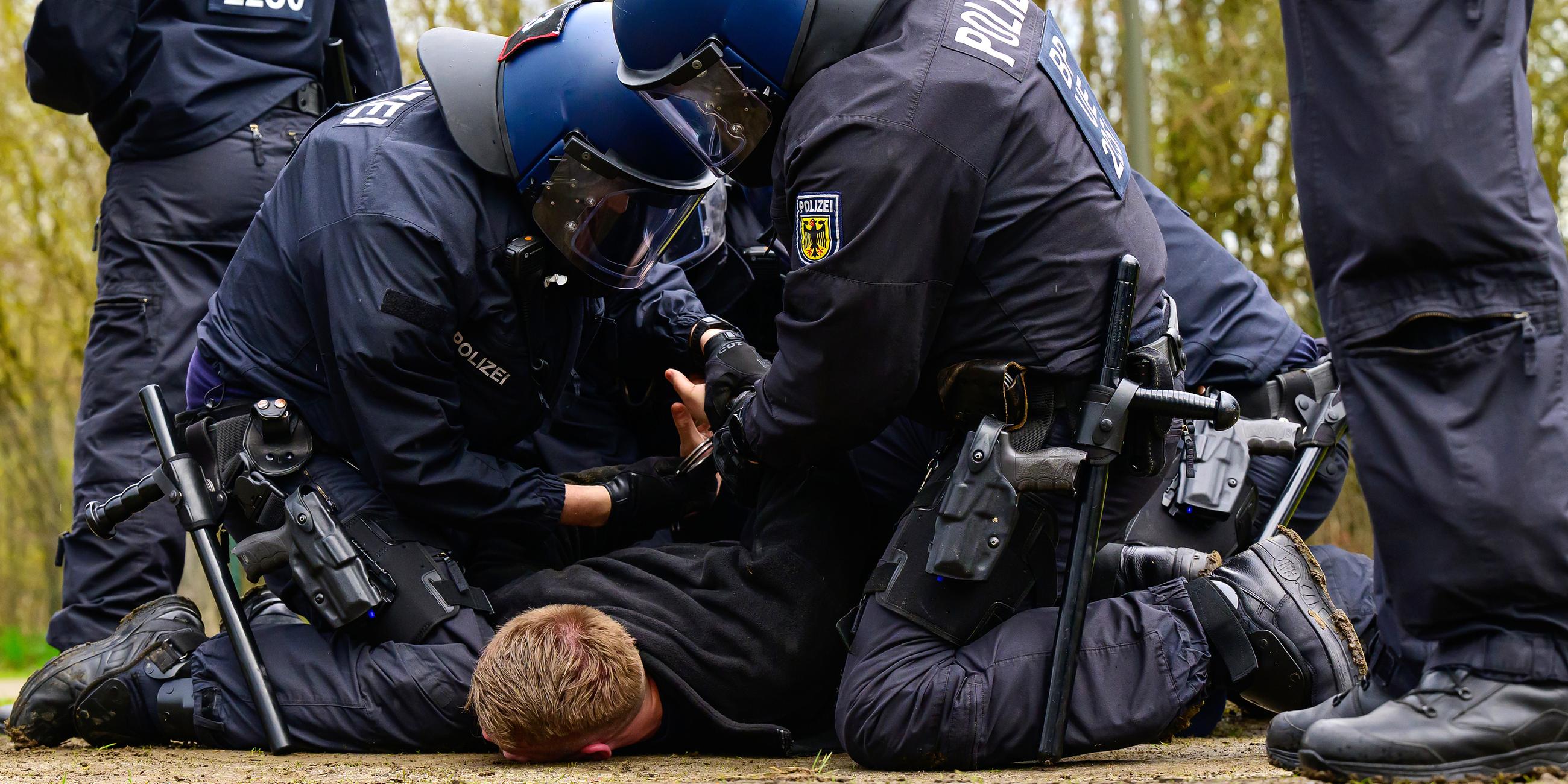 Polizisten der Bundespolizei nehmen während einer Übung einen Fußballfan fest, aufgenommen am 30.03.2023 in Uelzen