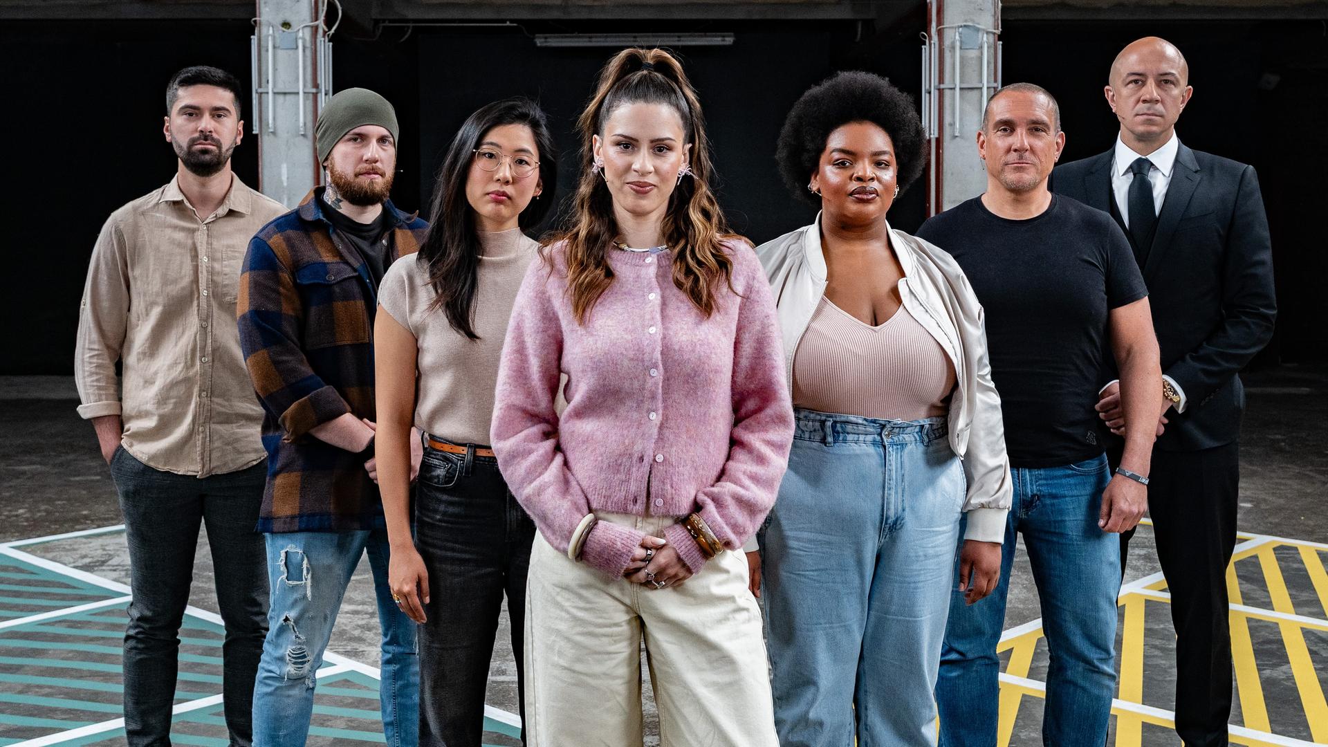 Moderatorin Salwa Houmsi steht mit ihren sechs Gästen auf dem 13-Fragen-Spielfeld