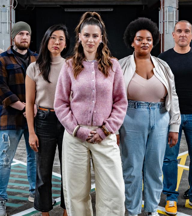 Moderatorin Salwa Houmsi steht mit ihren sechs Gästen auf dem 13-Fragen-Spielfeld