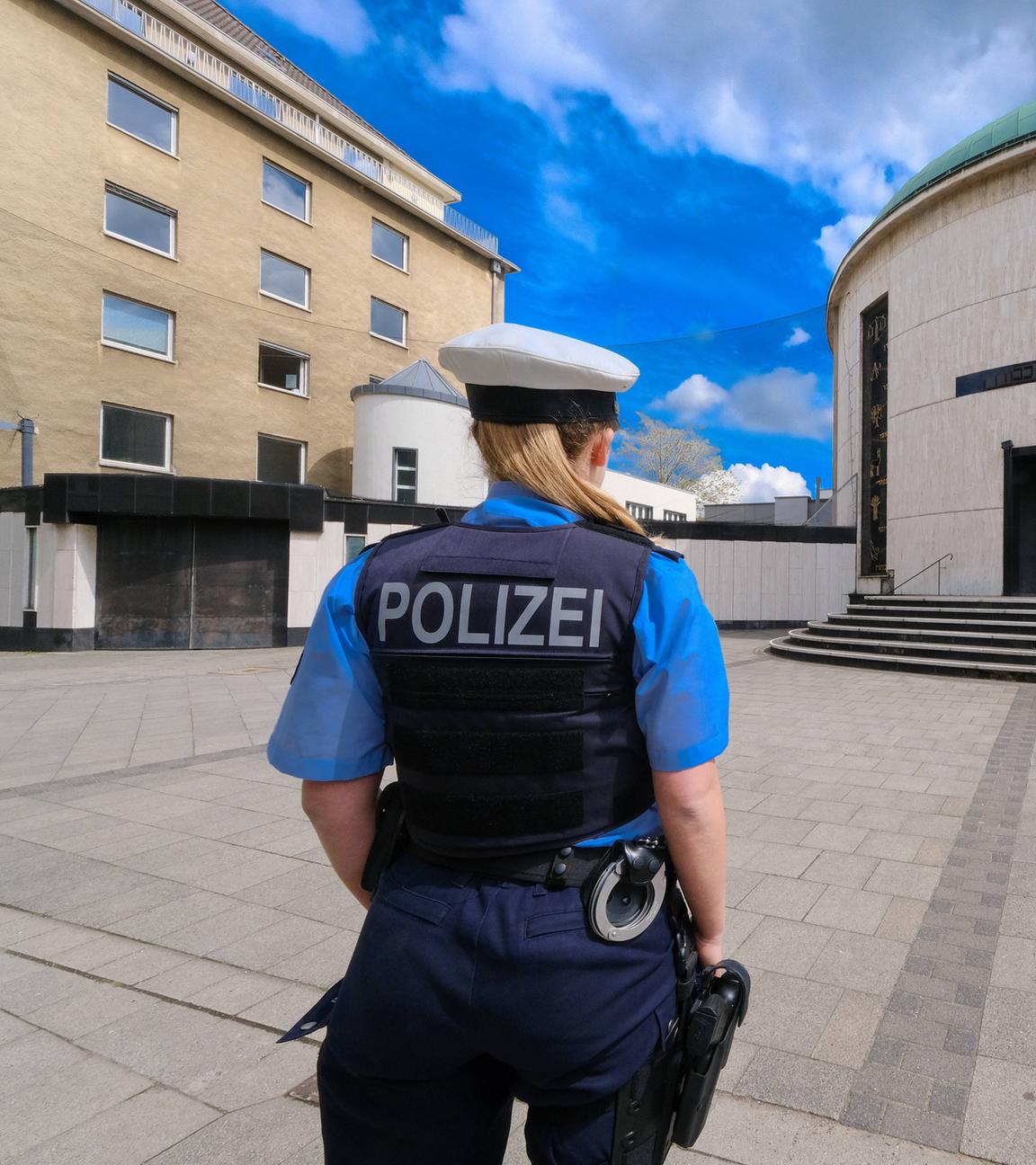 Polizistin gibt Polizeischutz für Synagoge in Düsseldorf