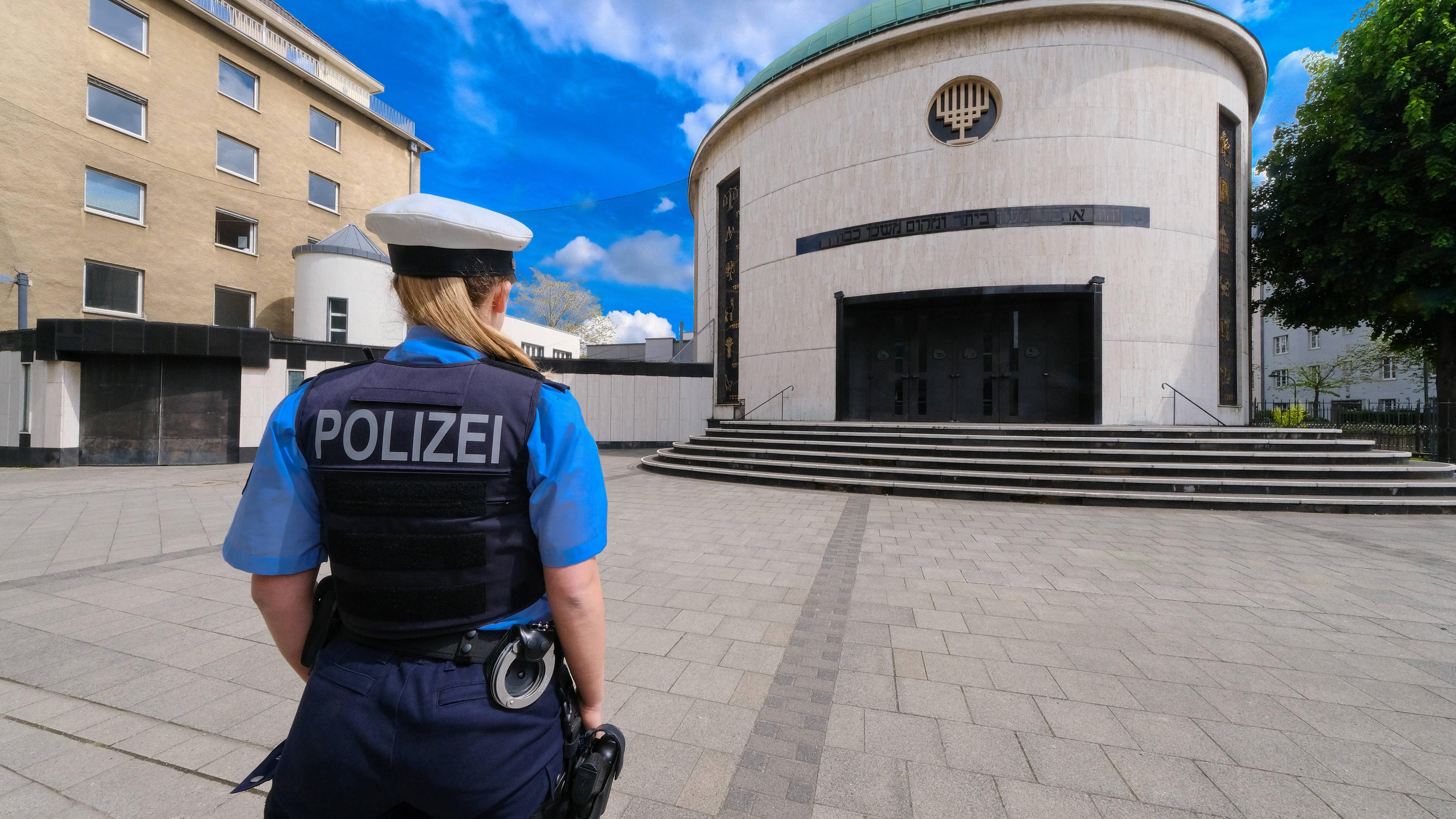 Polizistin gibt Polizeischutz für Synagoge in Düsseldorf