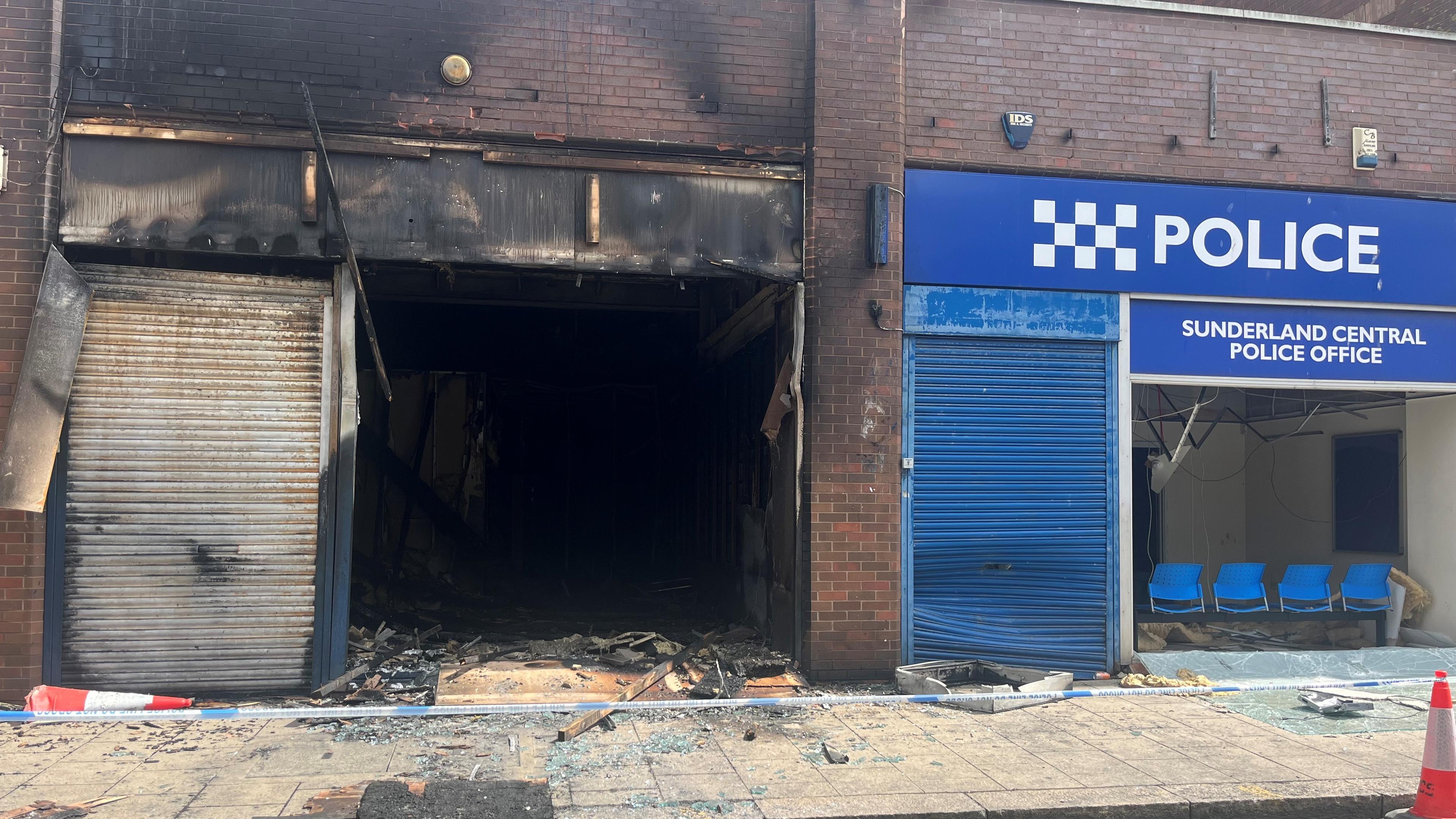 03.08.2024, Großbritannien, Sunderland: Ein Blick auf das durch Feuer beschädigte Büro der Beratungsorganisation Citizens Advice. Nach schweren Krawallen und Angriffen von Rechtsextremen auf die Polizei wegen der Bluttat von Southport sind zehn Menschen festgenommen worden.