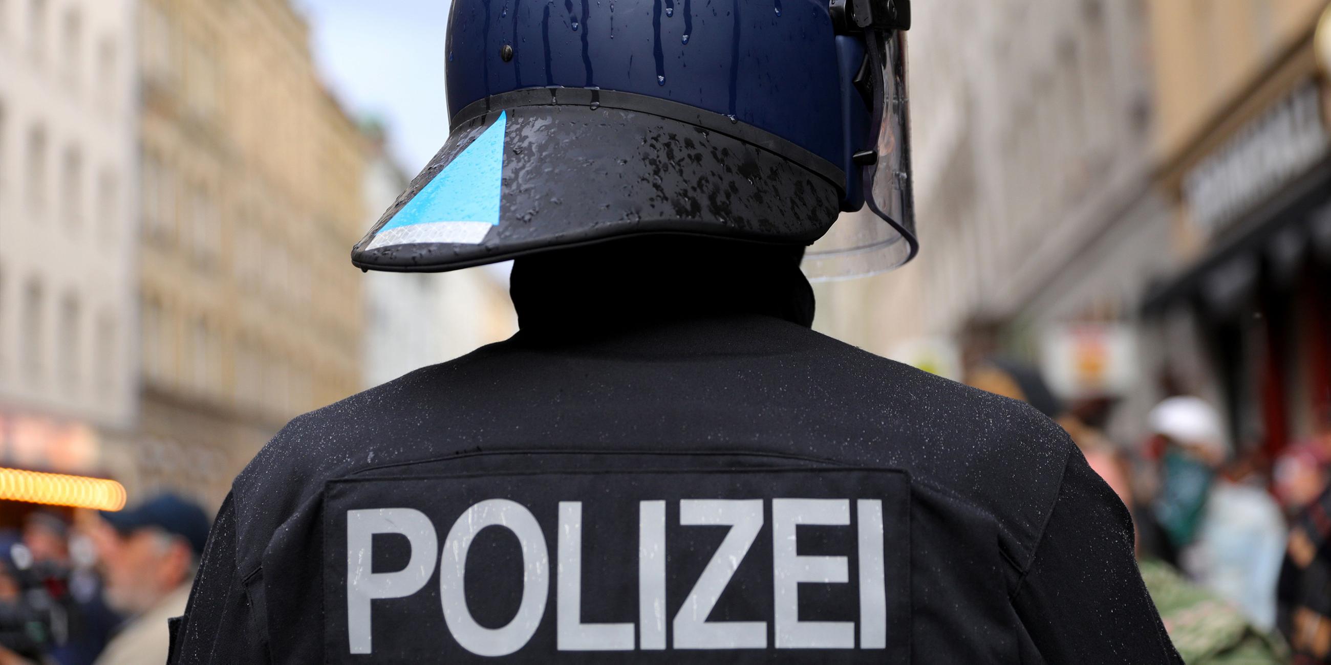 Archiv: Polizist bei Protesten in Berlin