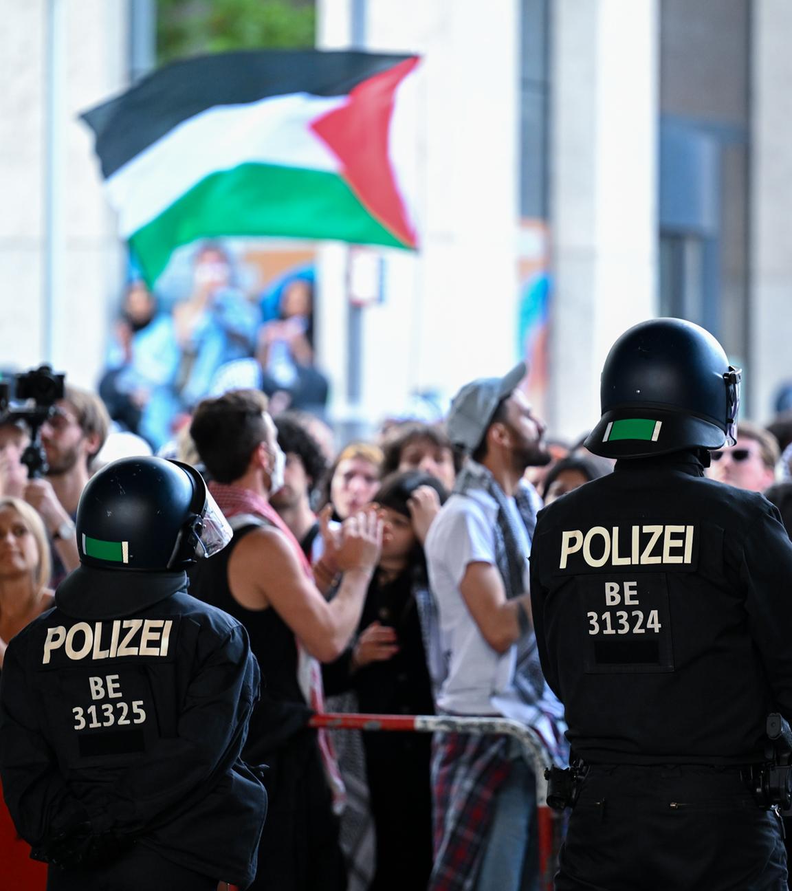 Polizisten haben die pro-palästinensischen Demonstranten von der Straße vor dem Institut für Sozialwissenschaften der Berliner Humboldt-Universität (HU) bis zur nächsten Querstraße abgedrängt