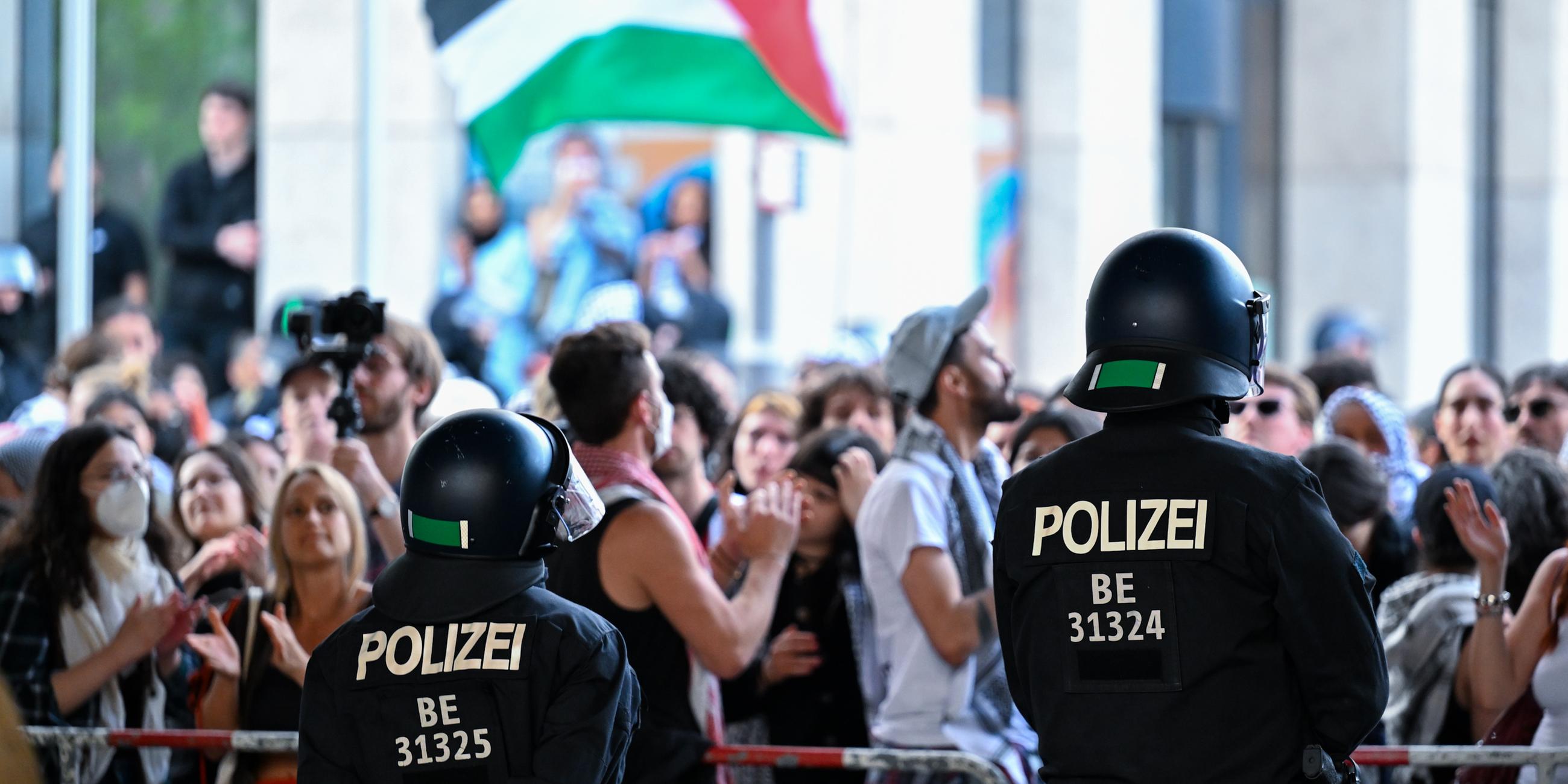 Polizisten haben die pro-palästinensischen Demonstranten von der Straße vor dem Institut für Sozialwissenschaften der Berliner Humboldt-Universität (HU) bis zur nächsten Querstraße abgedrängt