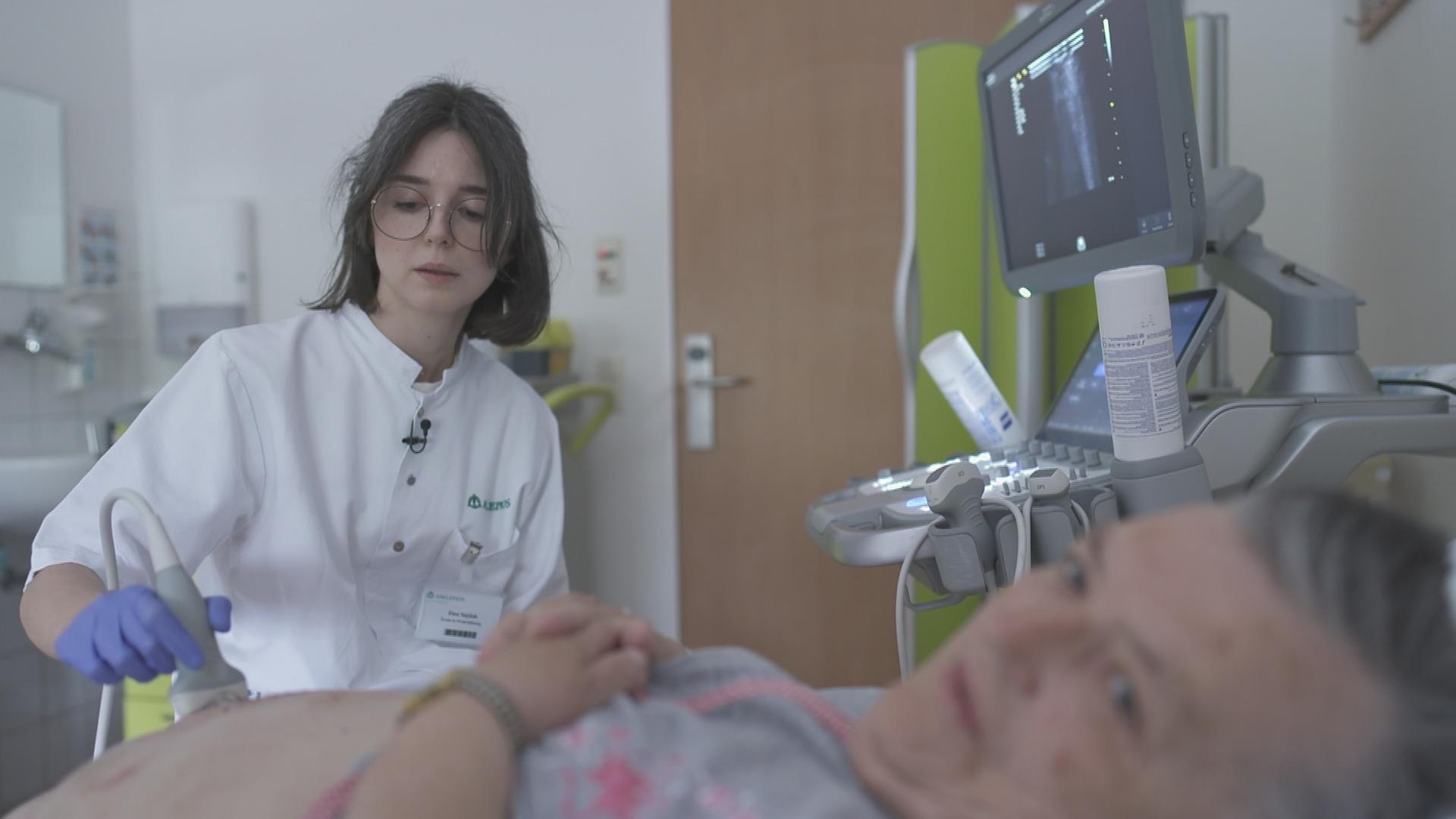 Polnische Ärztin untersucht Patientin in deutschem Krankenhaus.