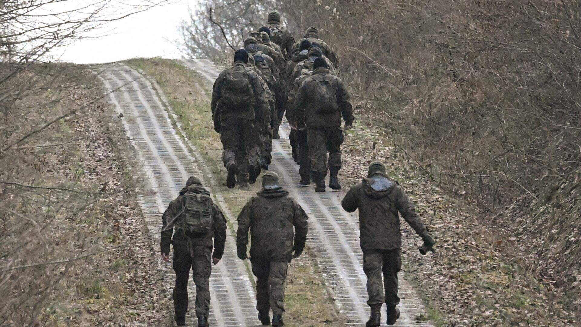 Polnische Soldaten patrouillieren in der Nähe des Dorfes Sosnowa-Debowa, Ostpolen, 29.12.2023. 