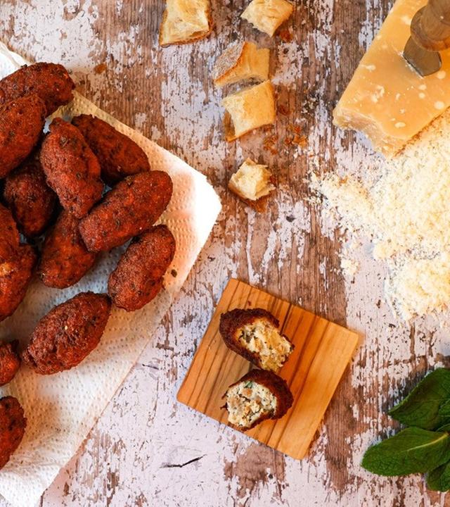 Polpette di Pane: Gefüllte Brotbällchen