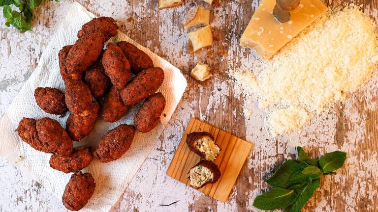 Polpette di Pane: Gefüllte Brotbällchen