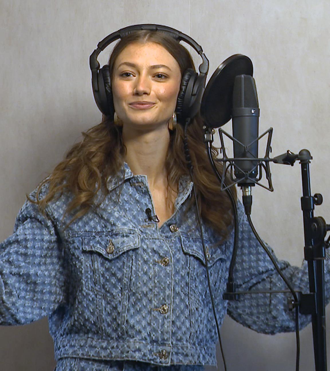 Popsängerin Leony beim ZDF im Interview zu ihrem offiziellen EM-Song