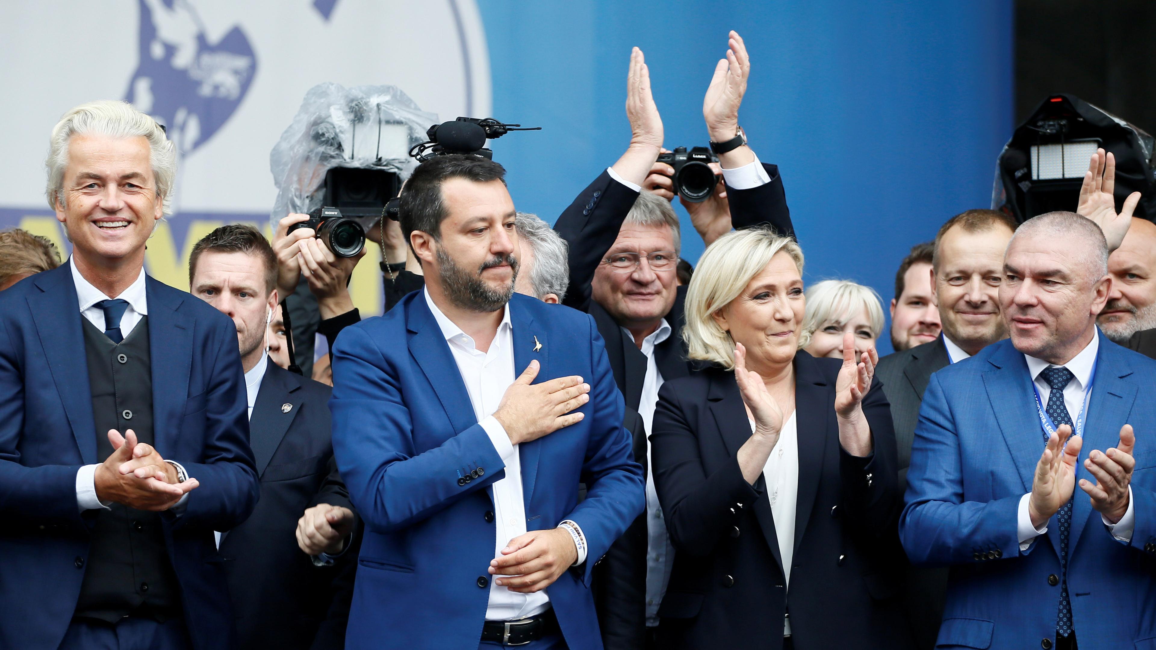 V.l.n.r.: Geert Wilders (Niederlande), Matteo Salvini (Italien), Marine Le Pen Frankreich, Veselin Mareshki (Bulgarien) und  Jörg Meuthen (2.Reihe Mitte, Deutschland) an einer großen Kundgebung in Mailand am 18.05.2019