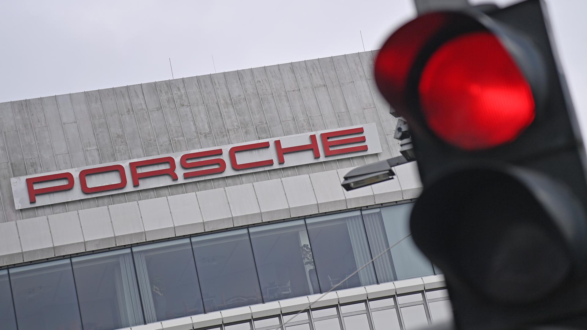 Der Porschesitz ist zu sehen und eine rote Ampel.