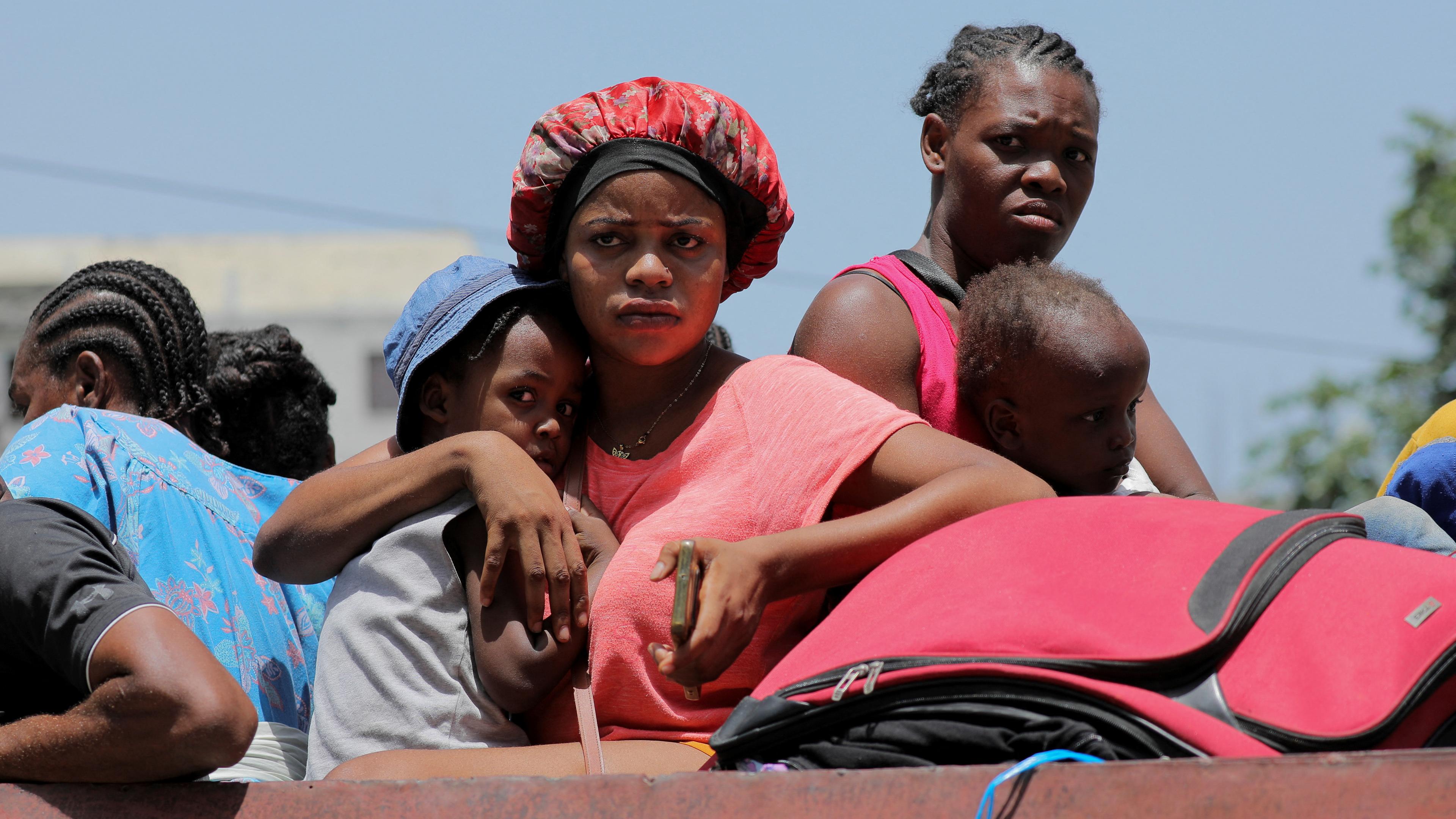 Eine Gruppe fliehender Menschen in der haitianischen Hauptstadt Port-au-Prince.
