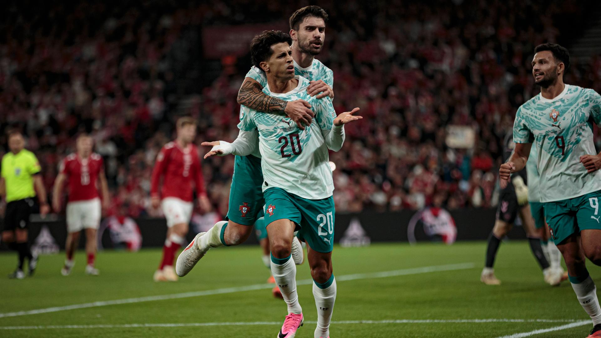 Der portugiesische Nationalspieler João Cancelo jubelt nach seinem Treffer zum 1:0 gegen Dänemark gemeinsam mit seinem Teamkollegen Rúben Neves.