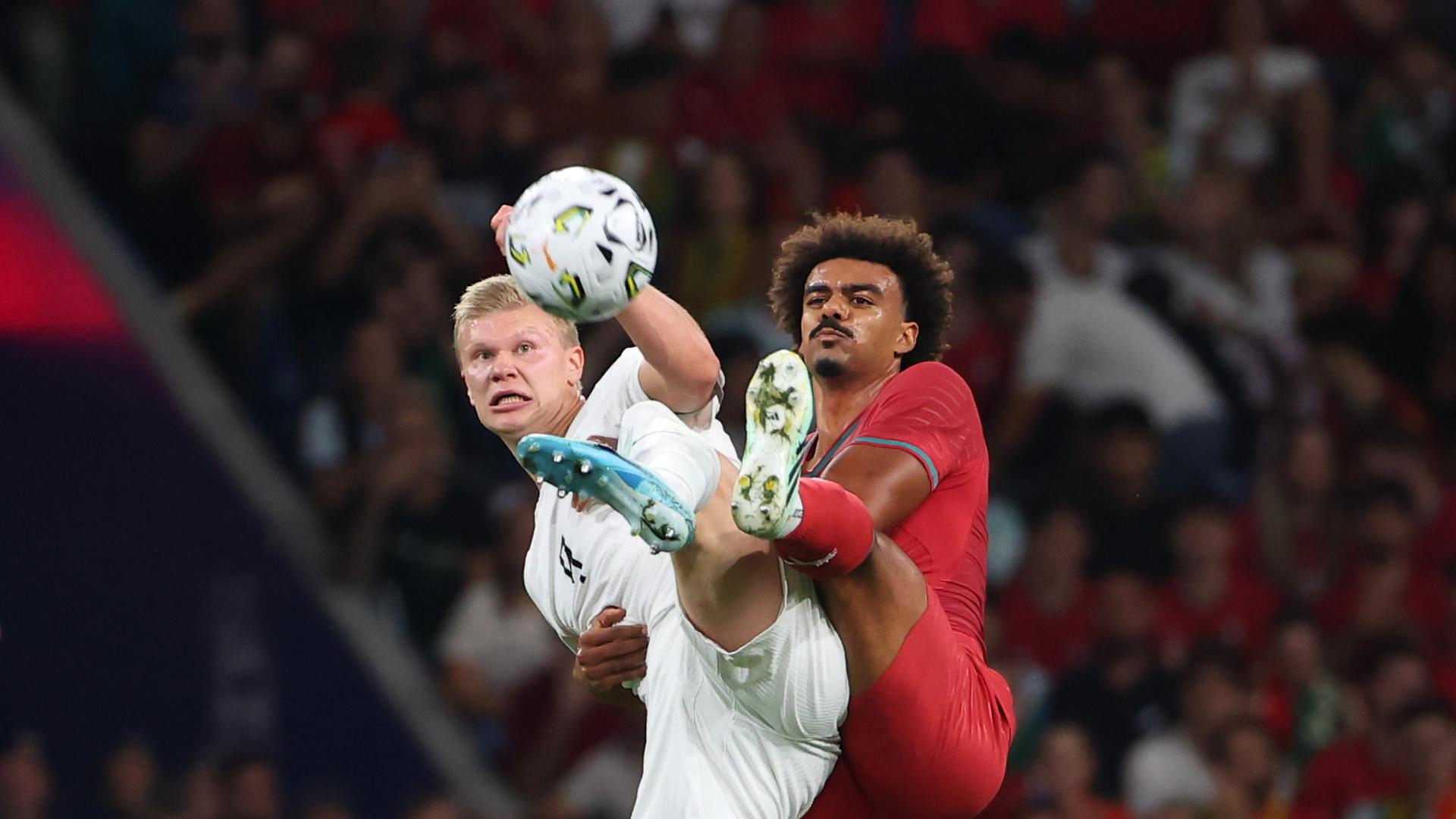 Der Norweger Erling Haaland kämpft. 