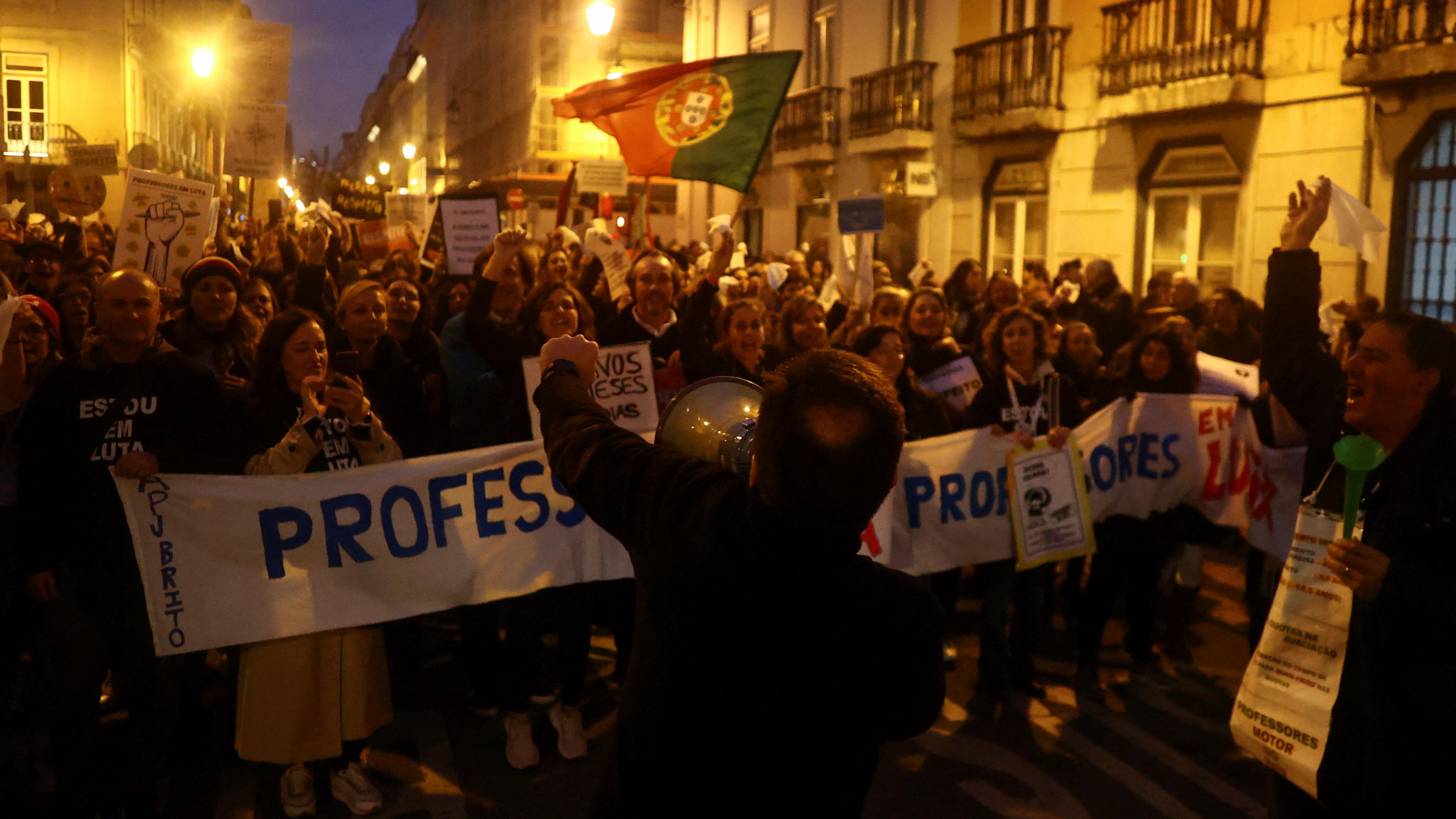 Protestierende Lehrkräfte protestieren in Lissabon auf der Straße.