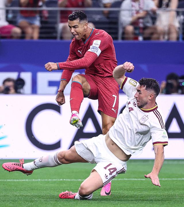 Cristiano Ronaldo (Portugal) und Aymeric Laporte (Spanien) kämpfen. 