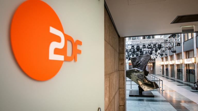 ZDF-Logo im Eingangsbereich des ZDF-Studios "Zollernhof" Berlin