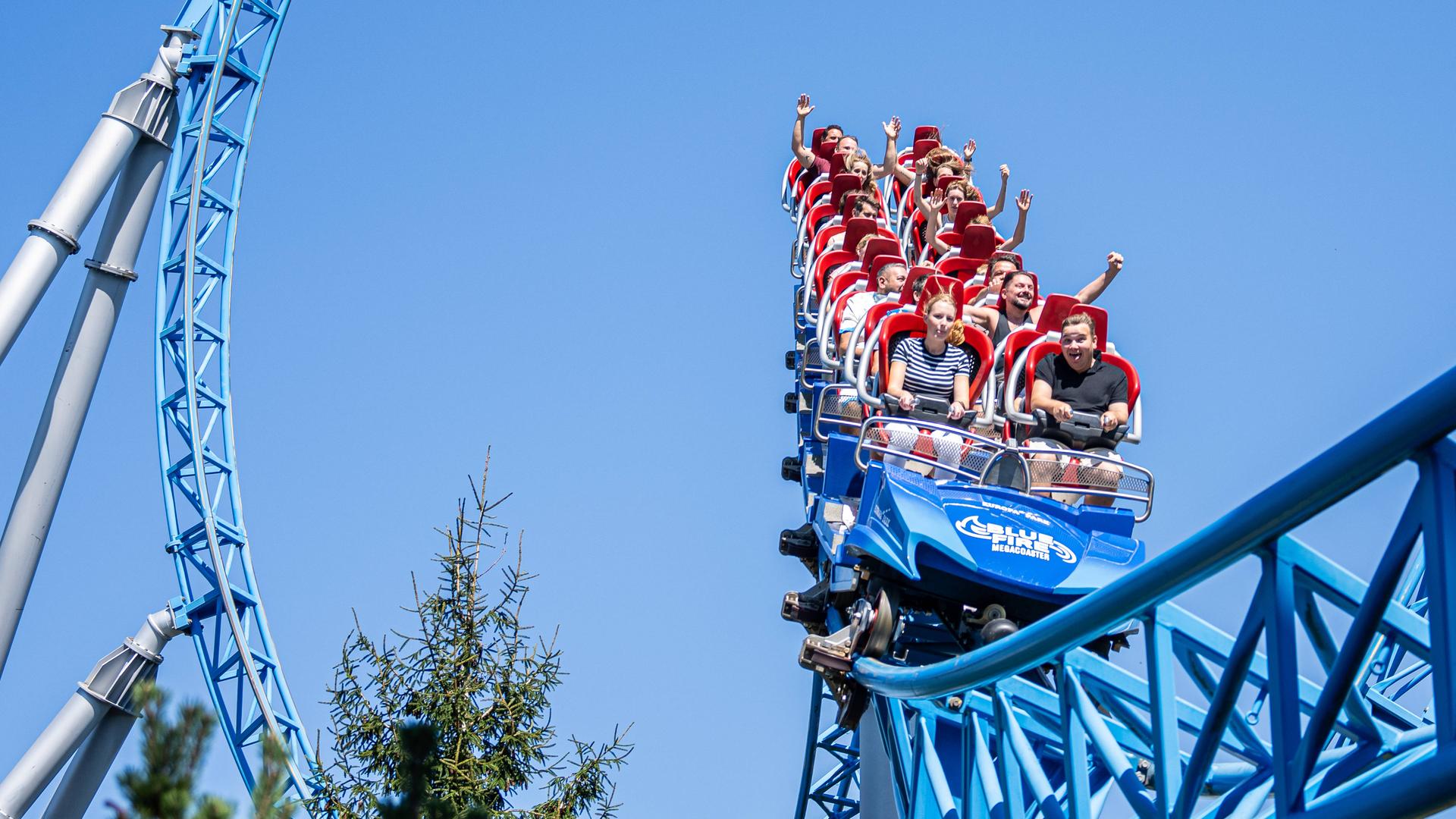 Kinder und Familien fahren Achterbahn und freuen sich