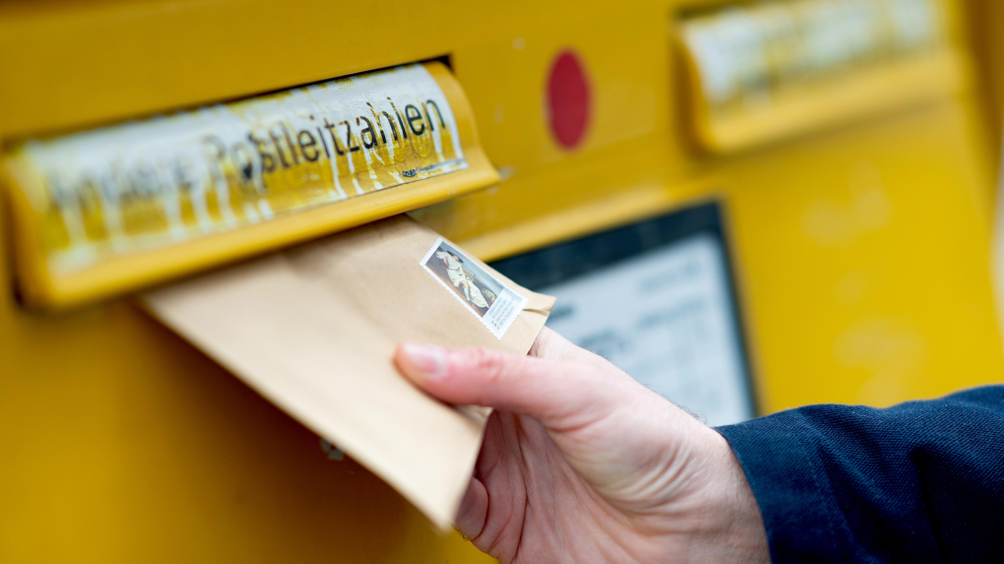 Berlin: Ein Briefumschlag wird in einen Briefkasten geworfen. Archivbild