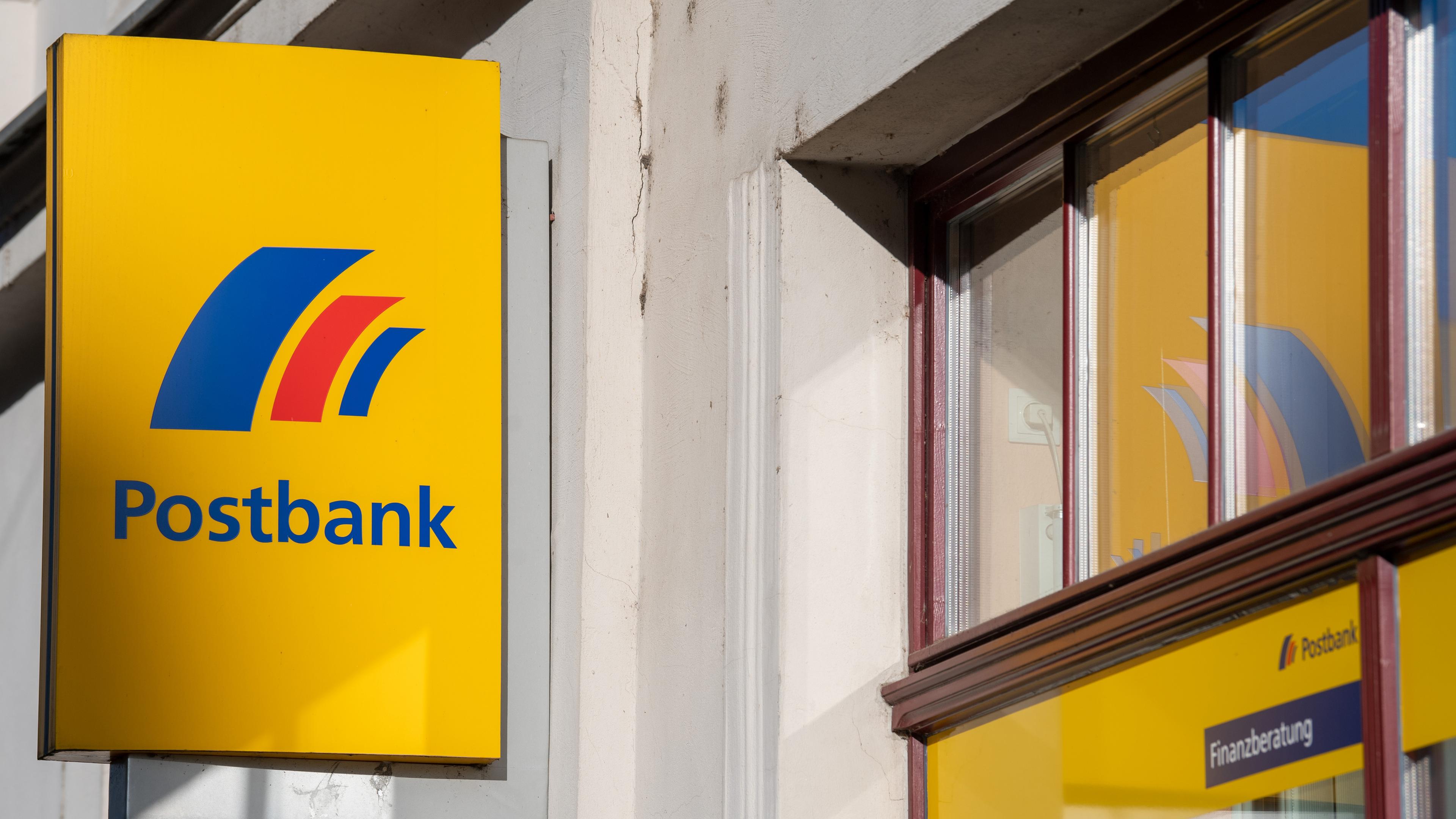 Brandenburg an der Havel: Ein Schild mit dem Logo der Postbank ist an der Fassade einer Bankfiliale angebracht. Archivbild
