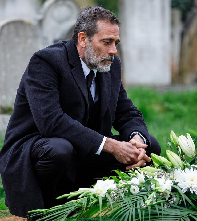 Jacob Kanon (Jeffrey Dean Morgan) kniet am Grab seiner  ermordeten Tochter. 