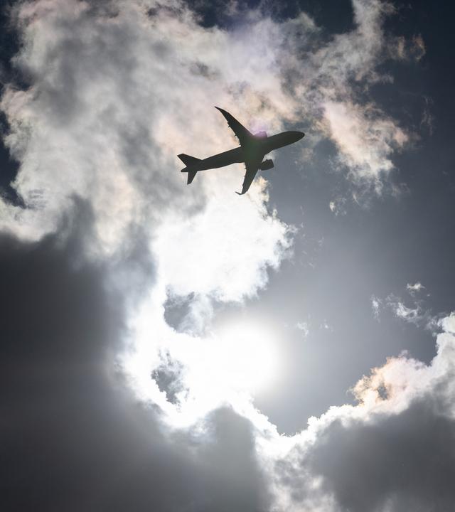 Auf dem Bild zu sehen ist ein Flugzeug in der Luft.