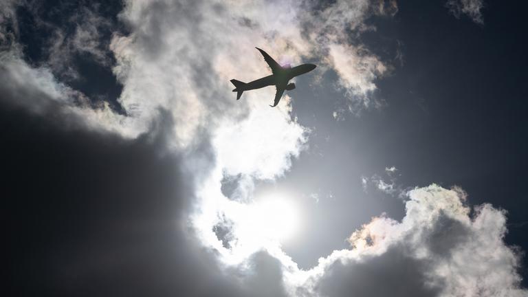 Auf dem Bild zu sehen ist ein Flugzeug in der Luft.