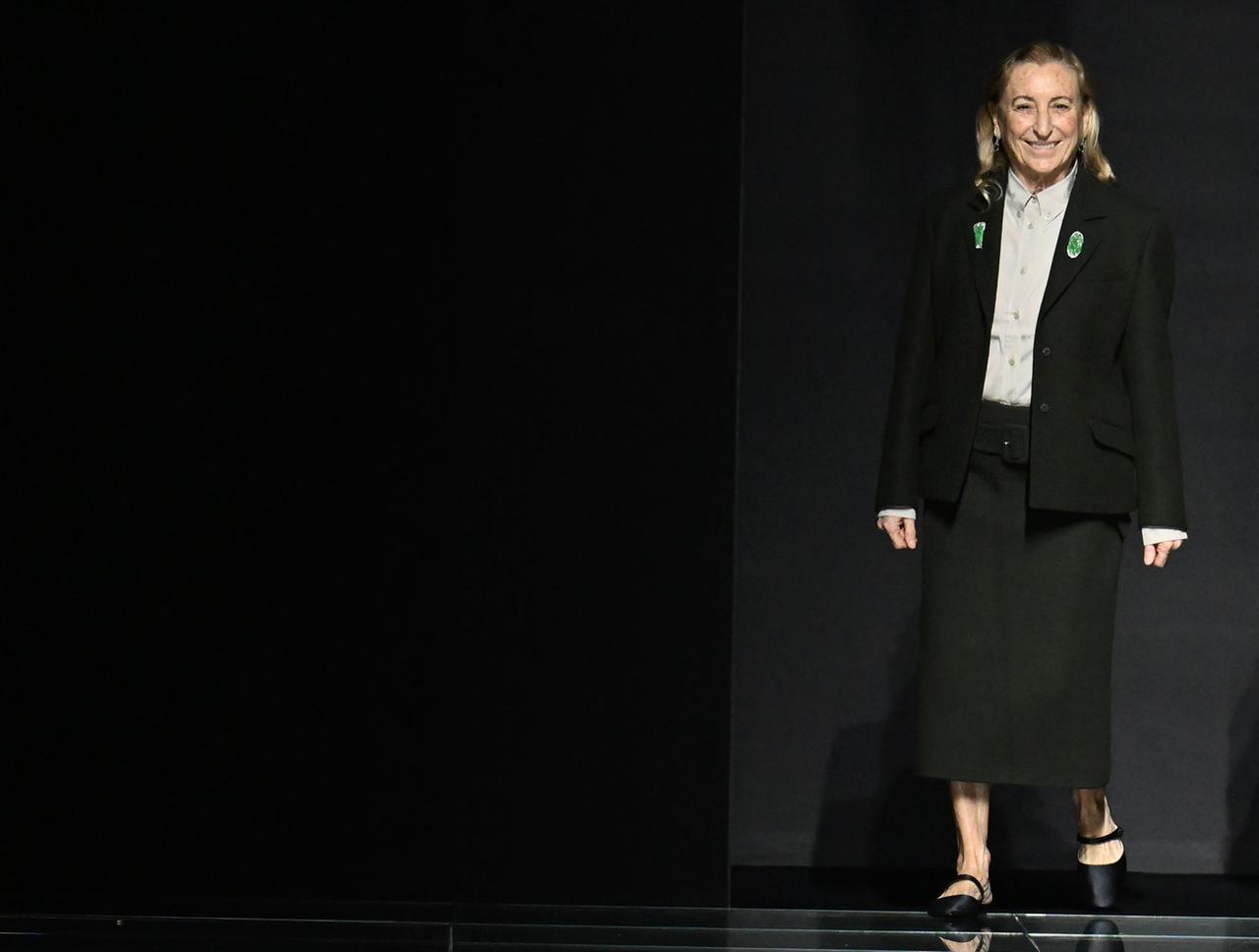 epa11172547 Die italienische Modedesignerin Miuccia Prada begrüßt das Publikum am Ende der Präsentation ihrer Damenkollektion Herbst/Winter 2024/25