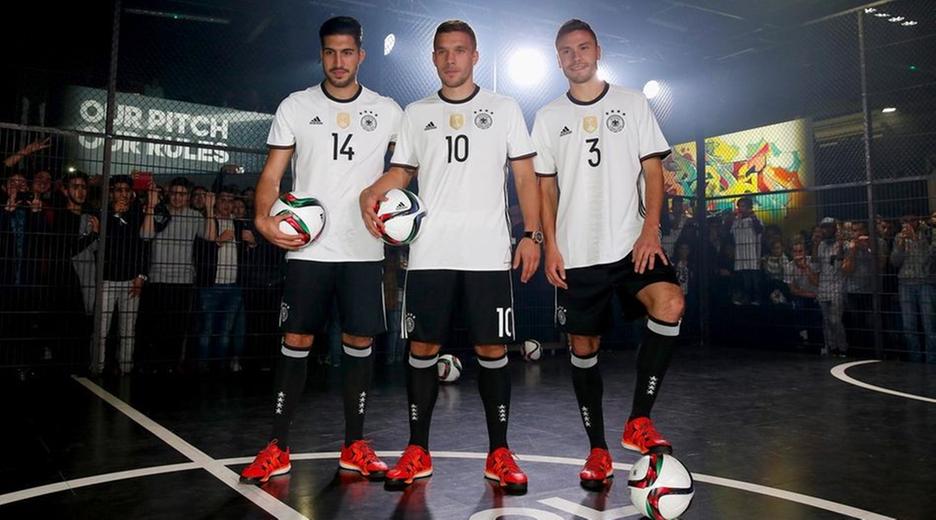 Emre Can, Lukas Podolski und Jonas Hector (v.l.) in den neuen Trikots der deutschen Nationalmannschaft 2015