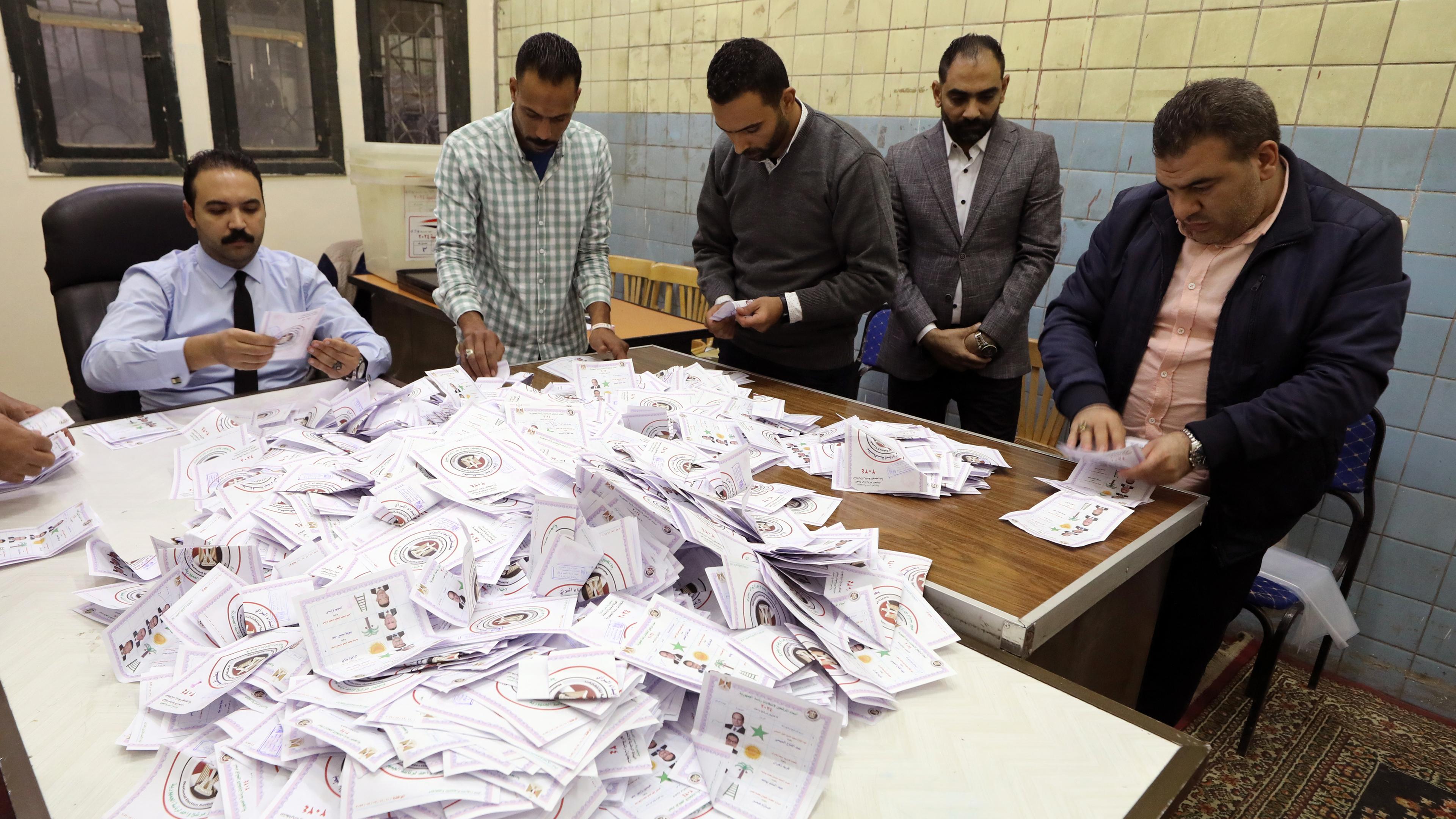Ägyptische Wahlhelfer zählen die Stimmzettel am Ende des letzten Tages der ägyptischen Präsidentschaftswahlen in Kairo, Ägypten, 12.12.2023.