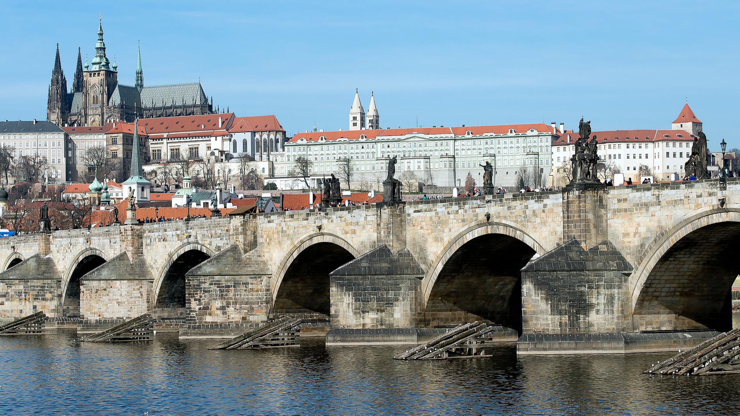 Archiv: Blick auf die Karlsbrücke mit der Prager Burg und dem Veitsdom, aufgenommen am 09.03.2015 in Prag, Tschechien