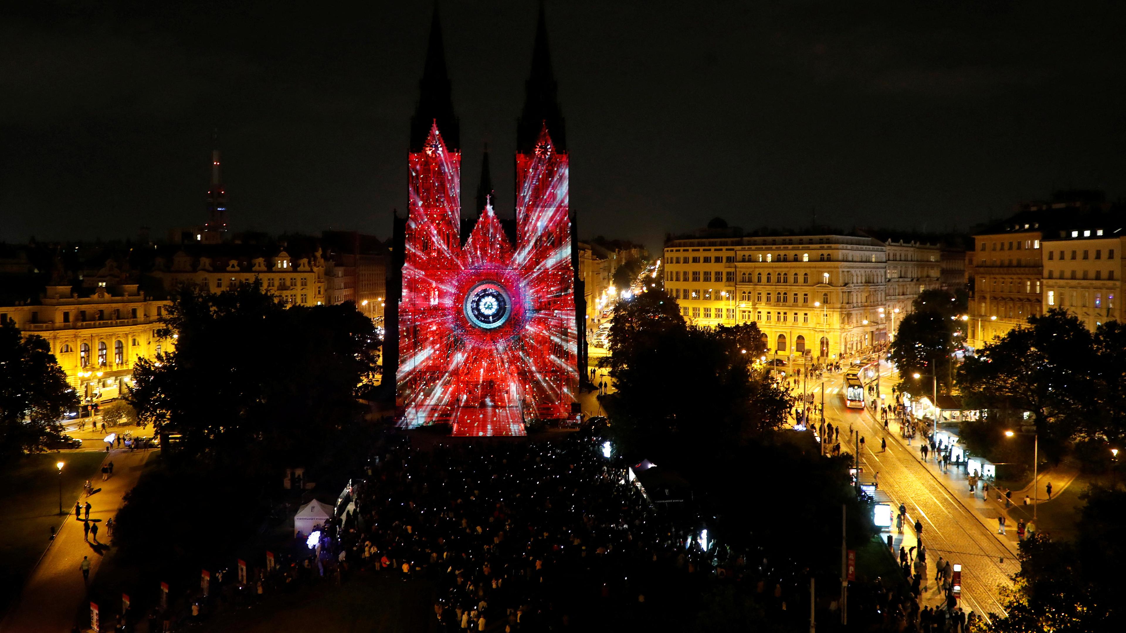 Beim Lichtfestival in Prag werden Gebäude mit großflächigen Lichtinstallationen bestrahlt.