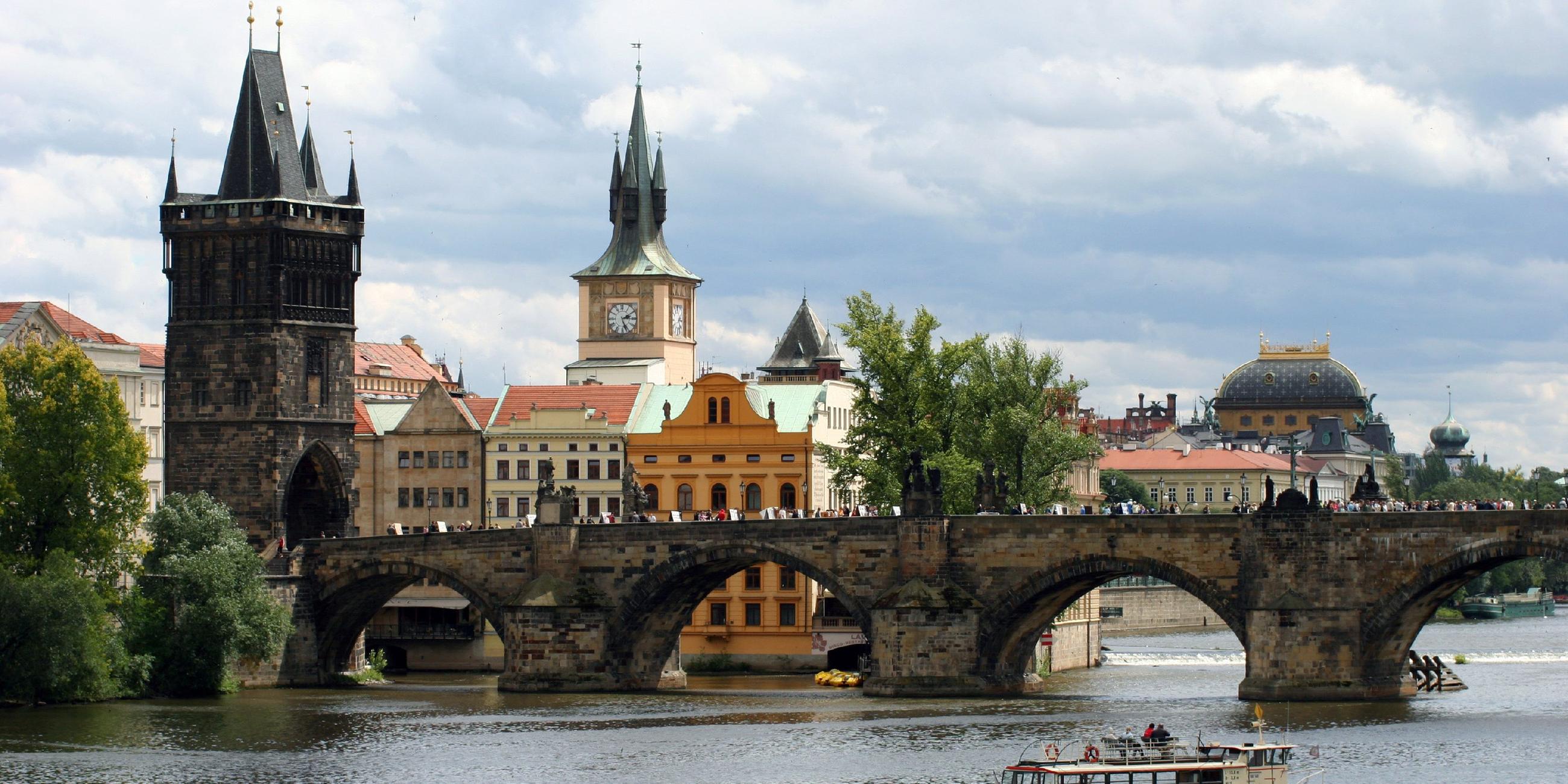 Die Karlsbrücke in Prag, Tschechien.