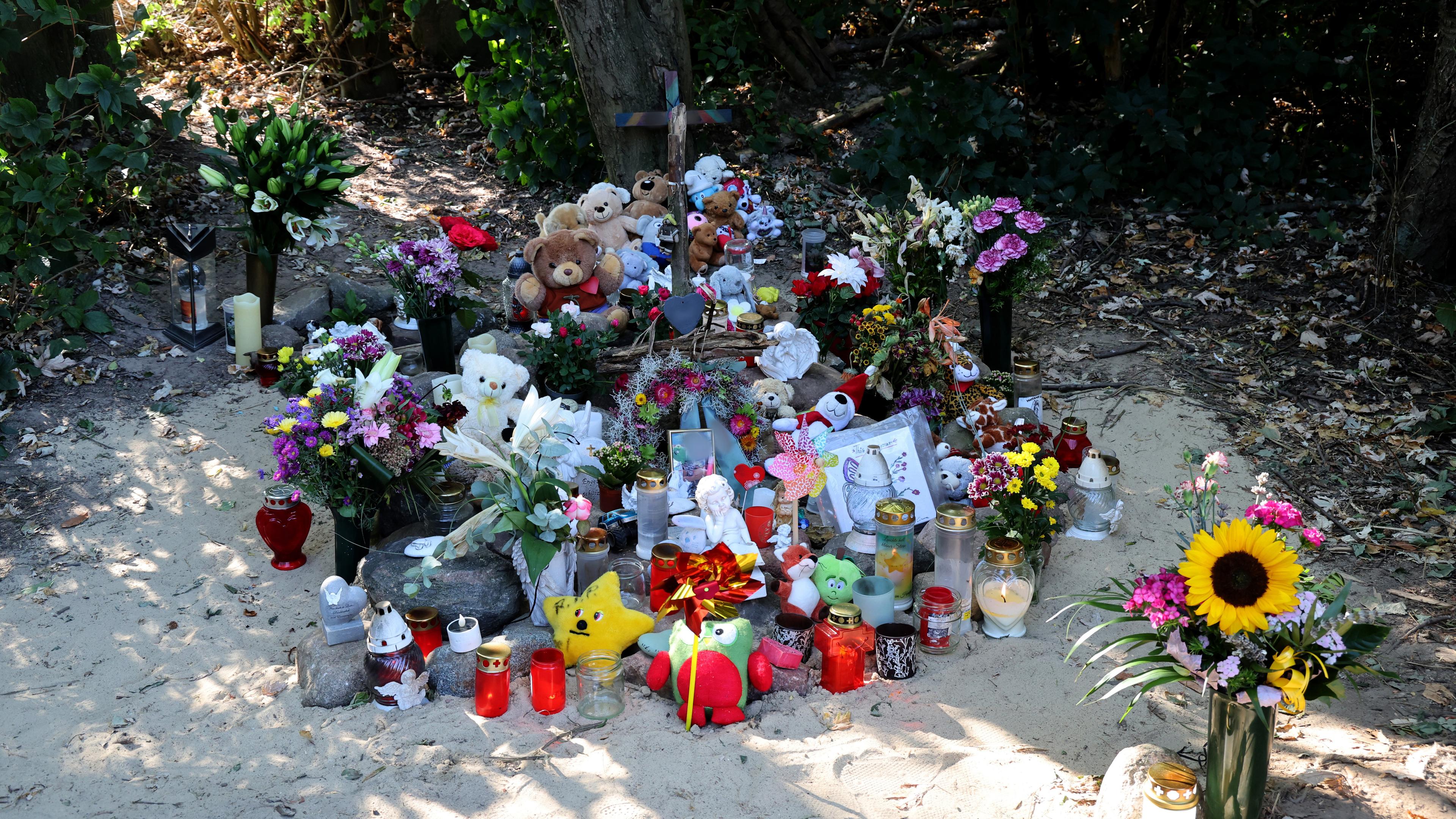 An der Stelle in unmittelbarer Nähe des Sees in Pragsdorf wurden ein Kreuz, Blumen, Kerzen, Bilder und Plüschtiere aufgestellt