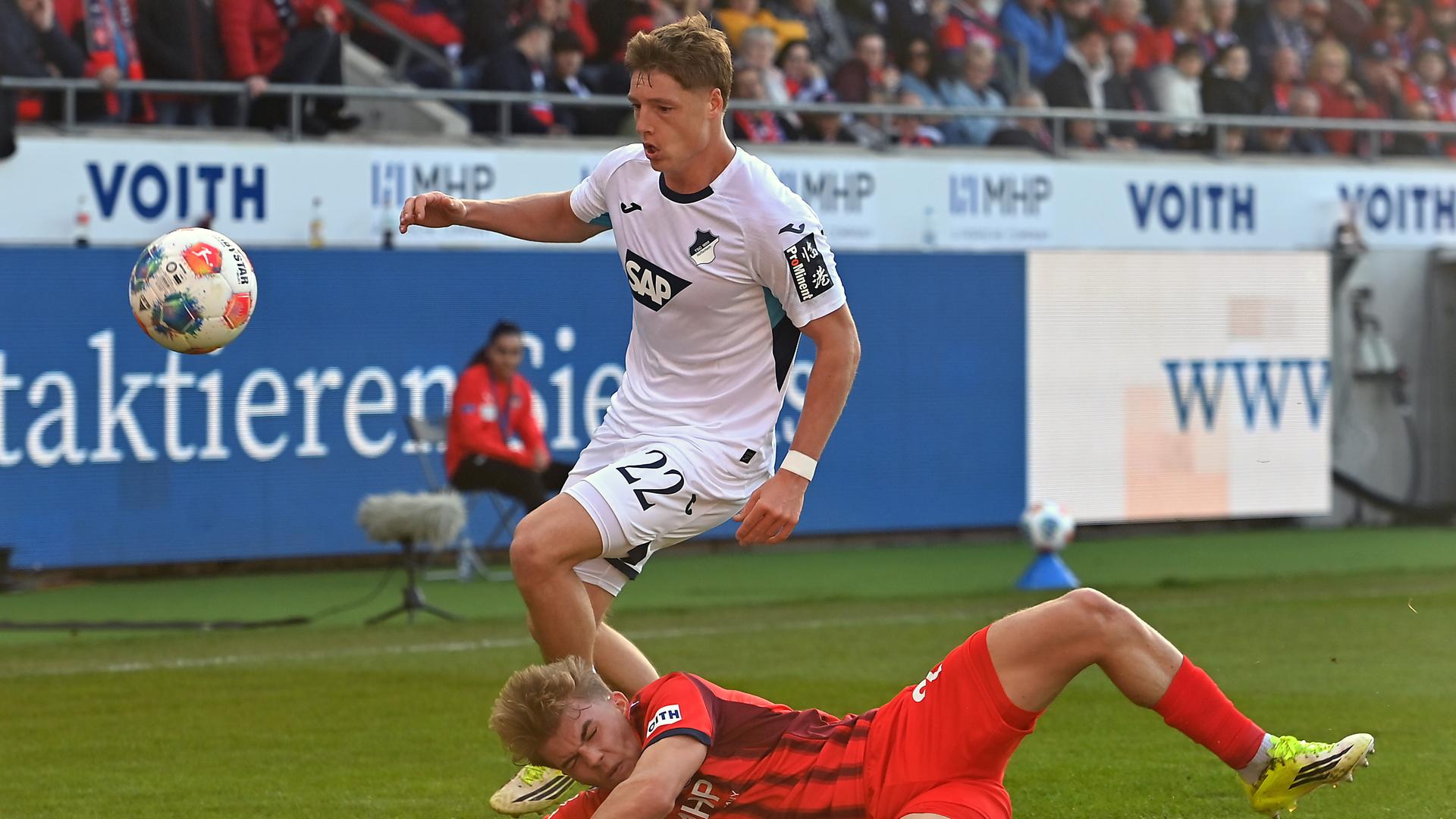 Im Zweikampf mit Hoffenheims Mittelfeldspieler Alexander Prass fällt Heidenheims Verteidiger Marnon Busch zu Boden