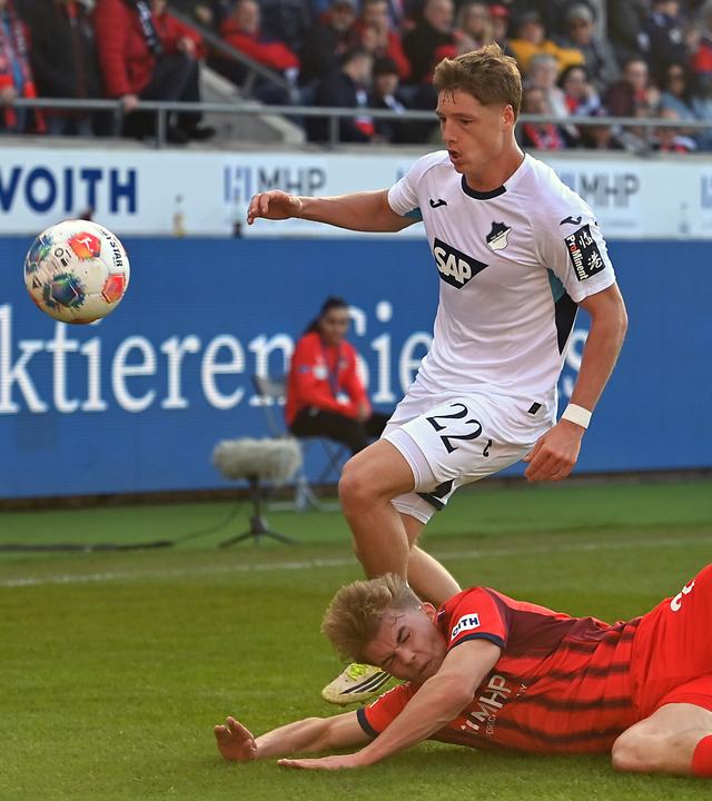 Im Zweikampf mit Hoffenheims Mittelfeldspieler Alexander Prass fällt Heidenheims Verteidiger Marnon Busch zu Boden