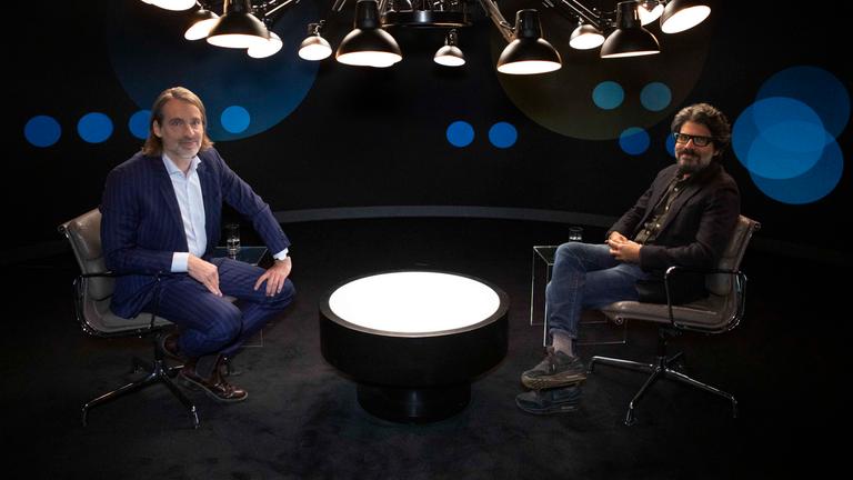 Richard David Precht und Pankaj Mishra sitzen im Studio und schauen in die Kamera.
