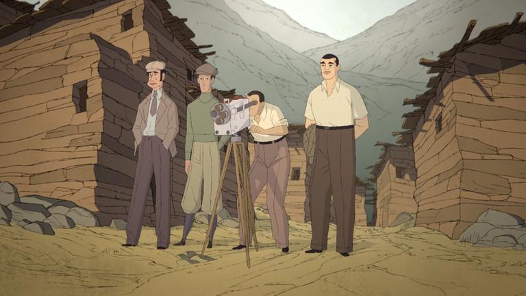 Animationsfilm "Buñuel im Labyrinth der Schildkröten "(ARTE): Luis Buñuel (rechts) und sein Team (v.l.n.r.): Ramón Acín, Pierre Unik und Eli Lotar  stehen nebeneinander vor alten Steinhäusern und Bergen im Hintergrund. Eli Lothar blickt durch eine Filmkamera, die auf einem Stativ steht. 