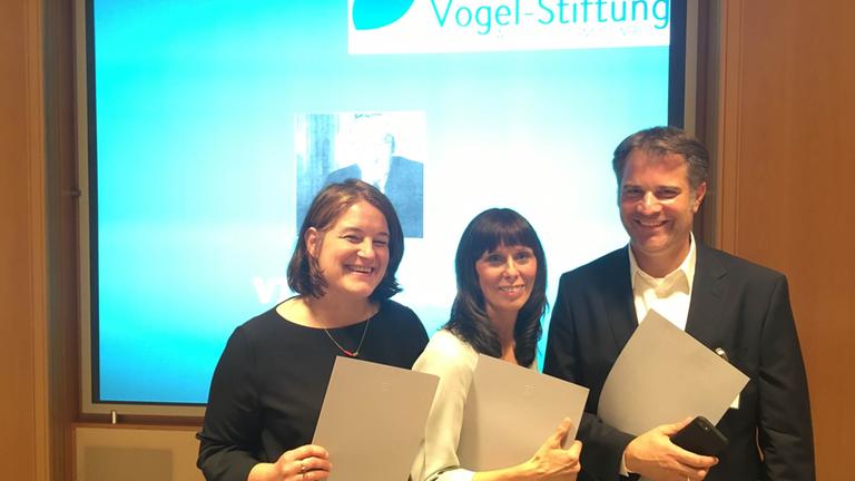 Verleihung der Friedrich-Vogel-Preise am 6. November 2018 in Frankfurt: Die "Frontal 21"-Autoren Birte Meier, Astrid Randerath und Christian Esser