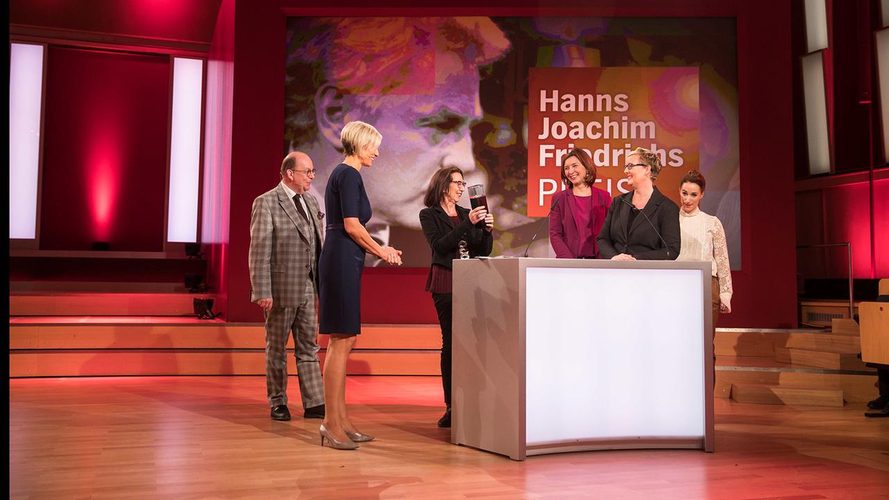 Verleihung Hanns-Joachim-Friedrichs-Preis 2018, 28.11.2018: Die Redaktionsleiterinnen Monika Sandhack (ARD) und Anja Fix (ZDF) nehmen den Preis entgegen.
