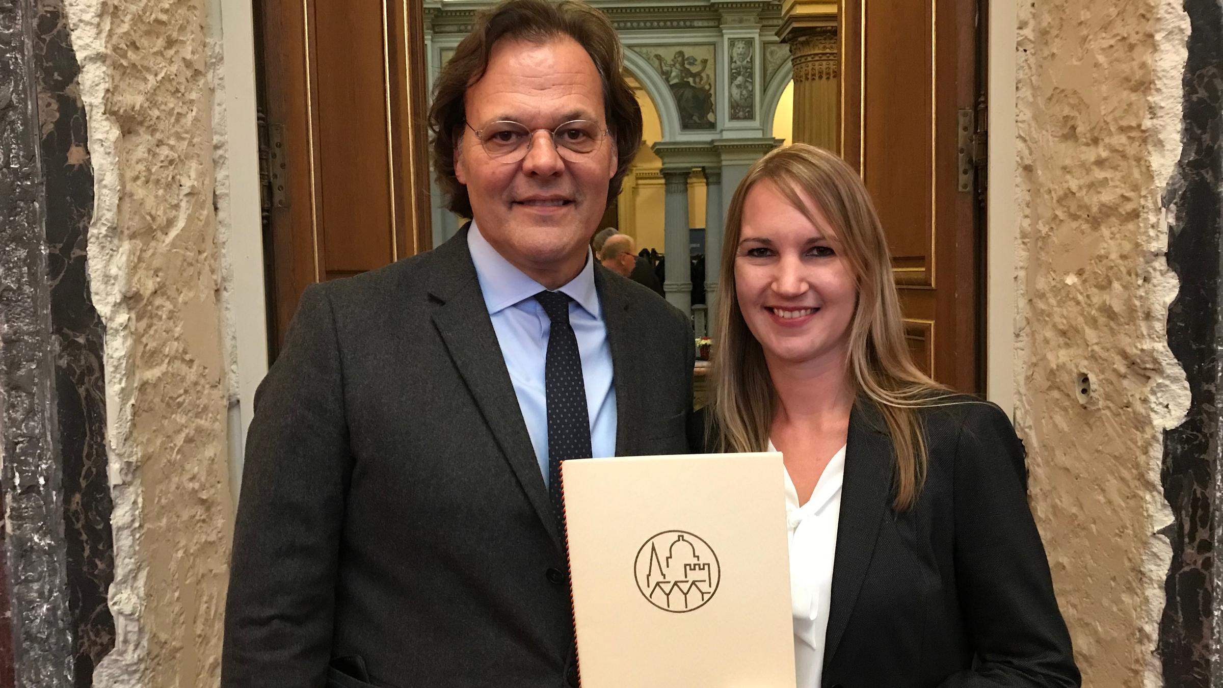 Verleihung Deutscher Preis für Denkmalschutz 2018  am 29.10.2018 in Straßburg: Autorin Kathrin Beck (re.) und Redakteur Werner von Bergen (li.)